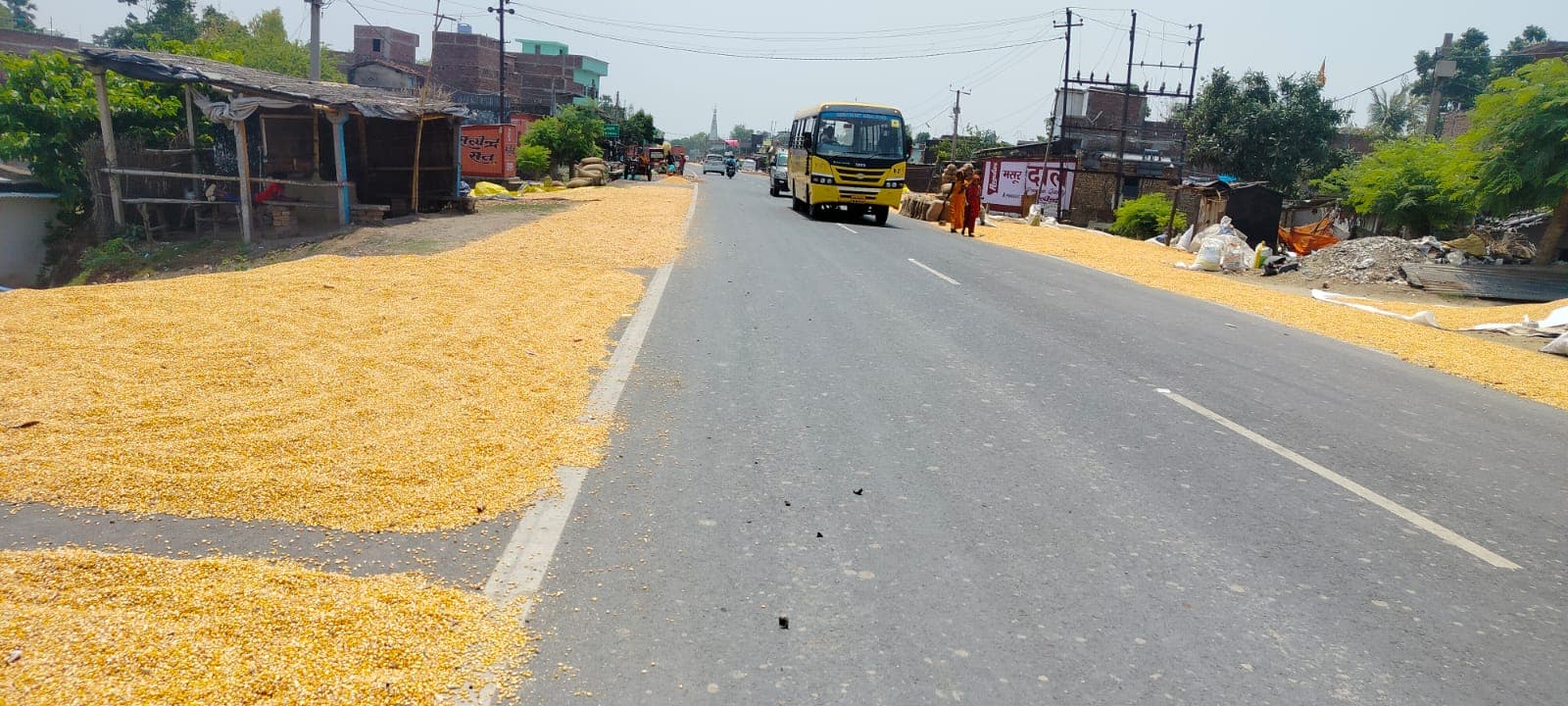 एनएच 80 बना मकई सुखाने का खलिहान, किसानों की मनमानी से राहगीरों की जान जोखिम में