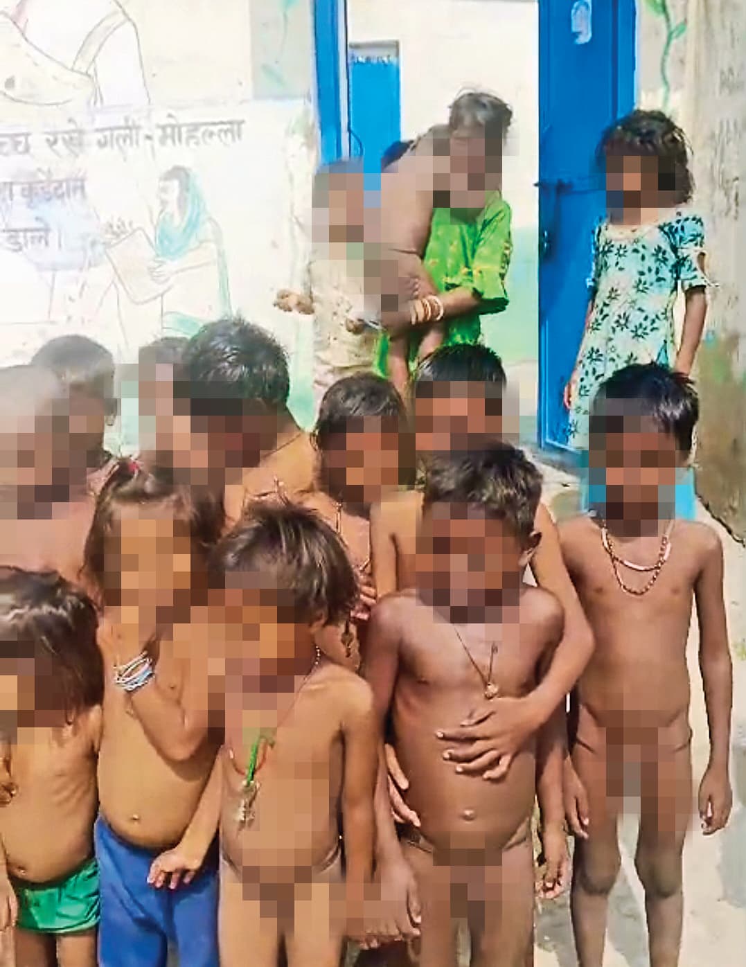 आंगनबाड़ी केंद्र पर शर्मनाक ड्रामा, पोशाक विवाद में बच्चों को किया नग्न