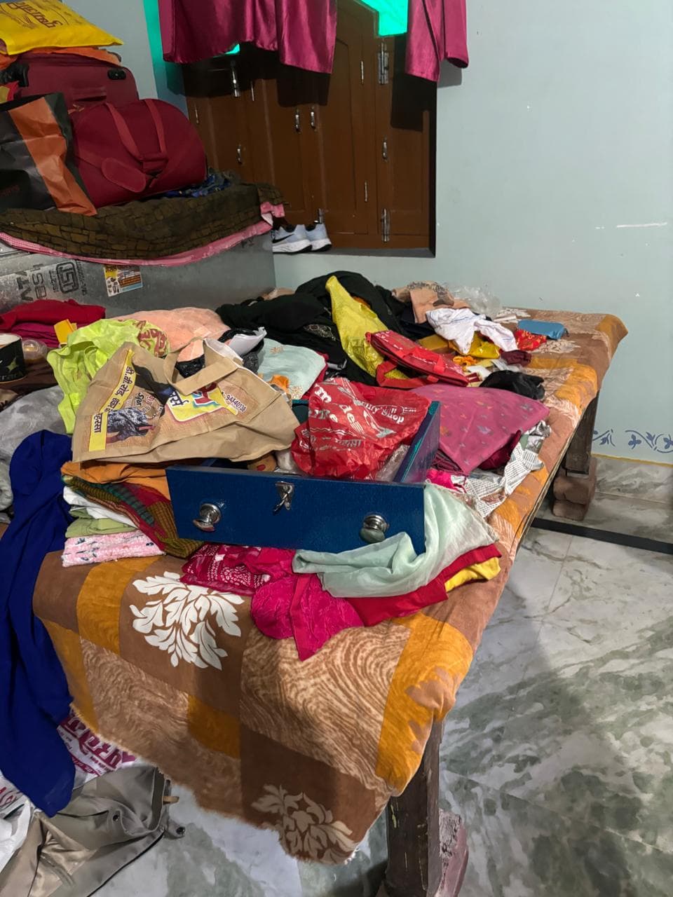 खिड़की तोड़कर घर में घुसे चोर, दस लाख से अधिक के जेवरात और नकदी पर किया हाथ साफ
