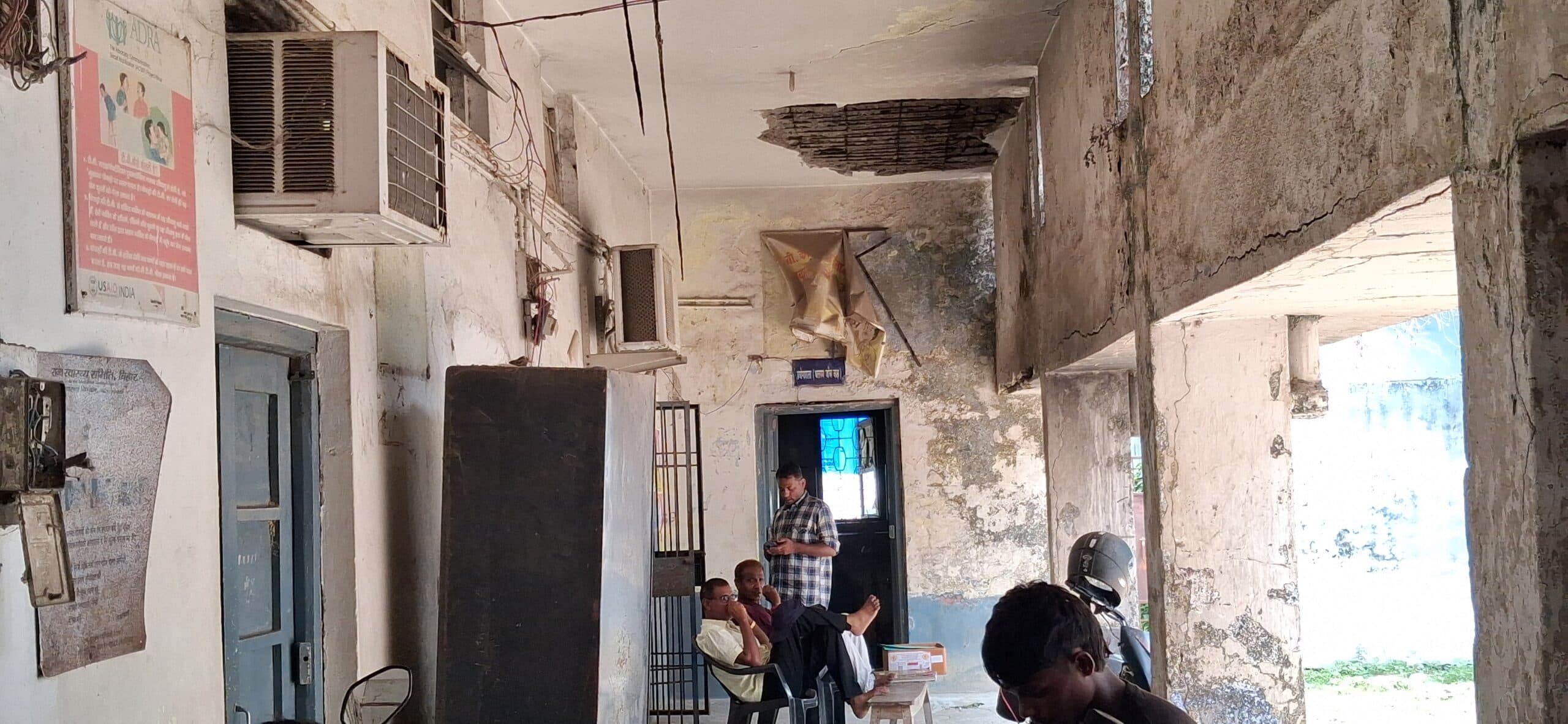 Nawada news : सदर अस्पताल : जर्जर भवन में जान जोखिम में डाल एक्स-रे कराने को मजबूर हैं मरीज