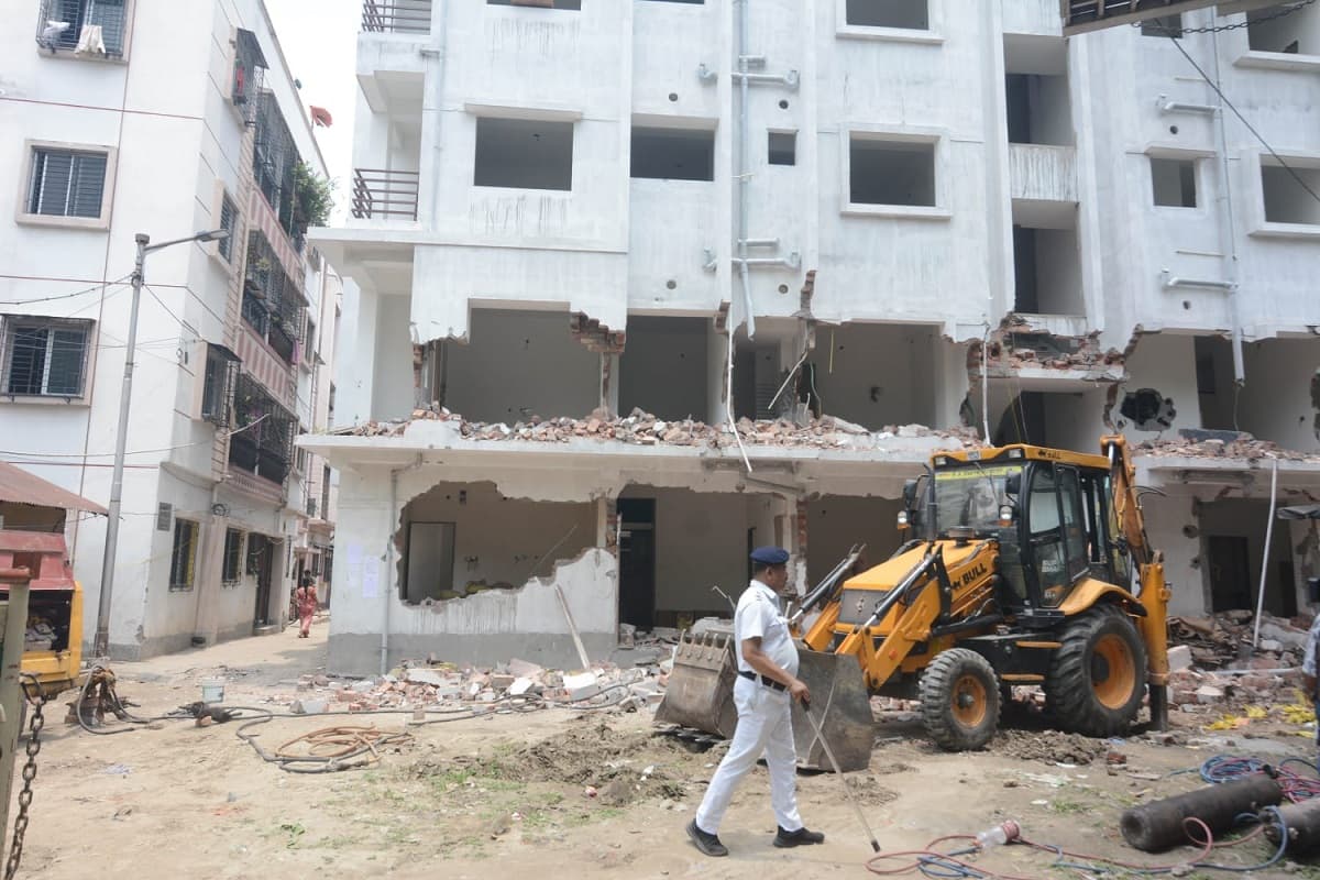 बंगाल में बुलडोजर एक्शन, सोना पप्पू के ठिकाने समेत कई घर ध्वस्त