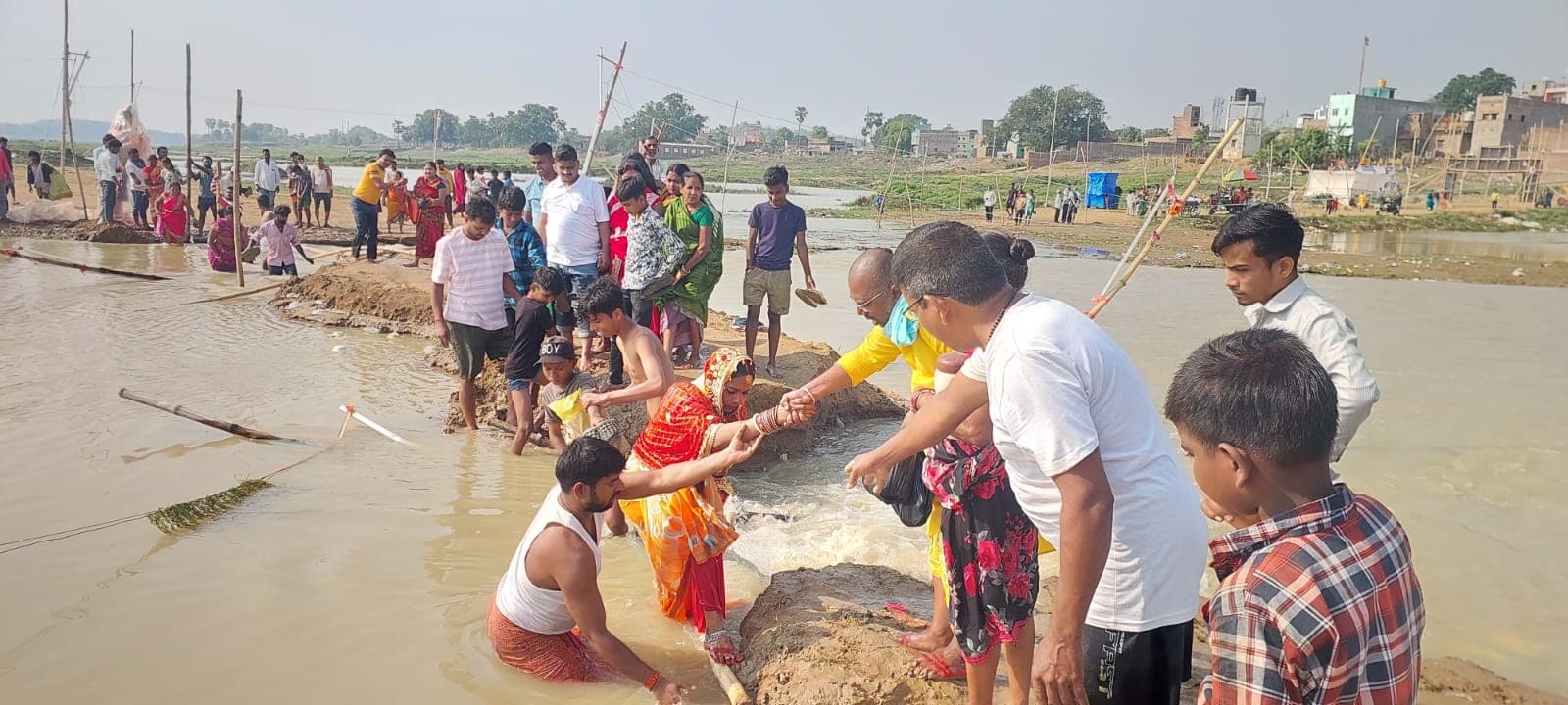 किऊल नदी में बढ़ा जलस्तर, प्रशासन ने यज्ञ पर लगाई रोक लेकिन जान जोखिम में डाल पहुंच रहे श्रद्धालु