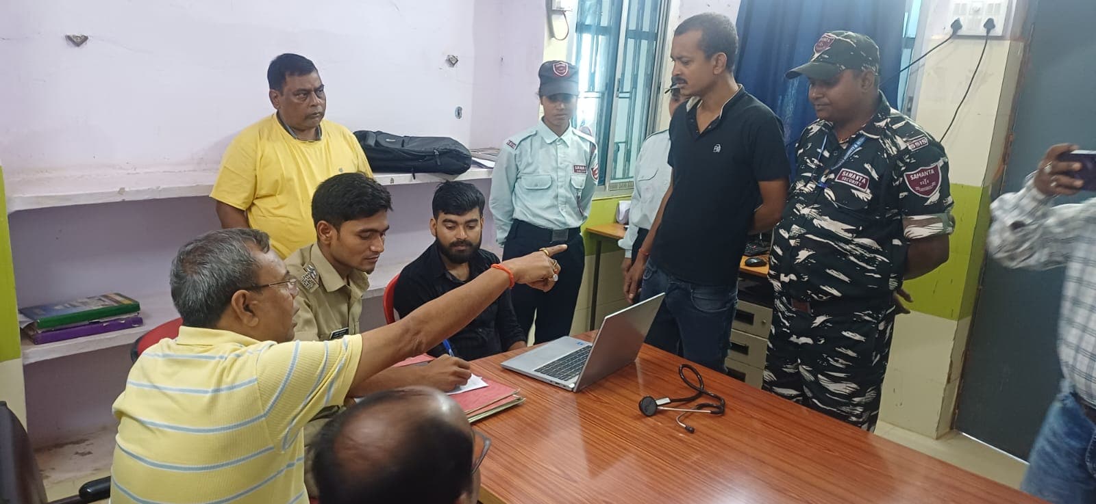 रेफरल अस्पताल में बेड से गिरा घायल बुजुर्ग,  परिजनों का हंगामा