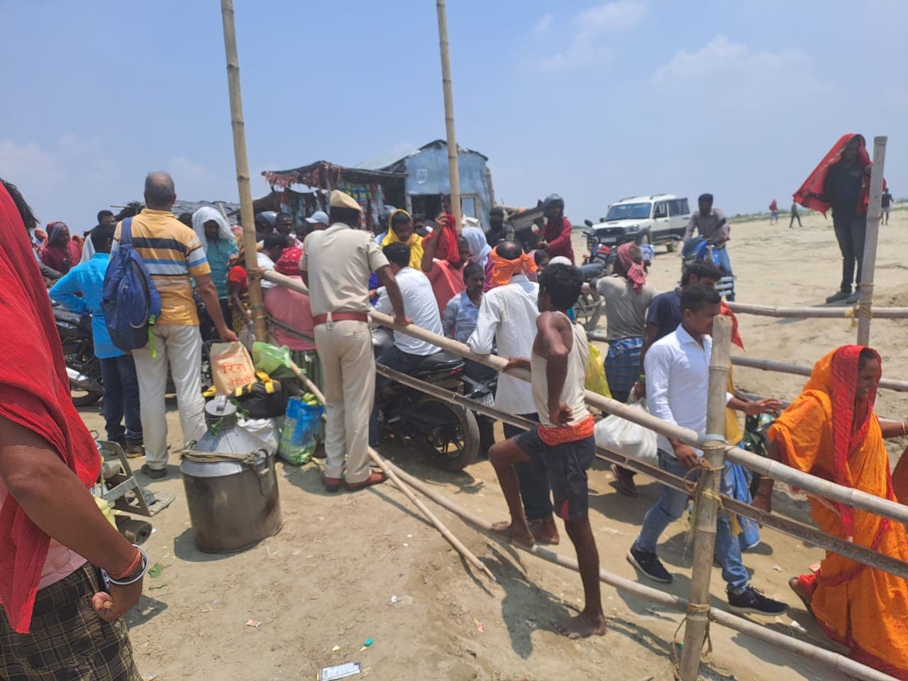 KHAGARIA: प्रशासनिक निगरानी में अगुवानी घाट पर नाव सेवा शुरू