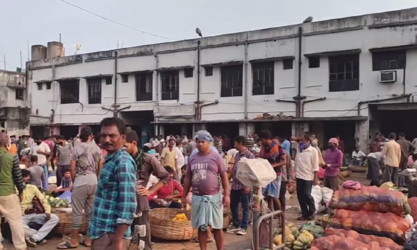 बंगाल: दुर्गापुर के सेन मार्केट में लाठीचार्ज, व्यवसायी समिति पर कब्जे के लिए दो गुटों में मारपीट