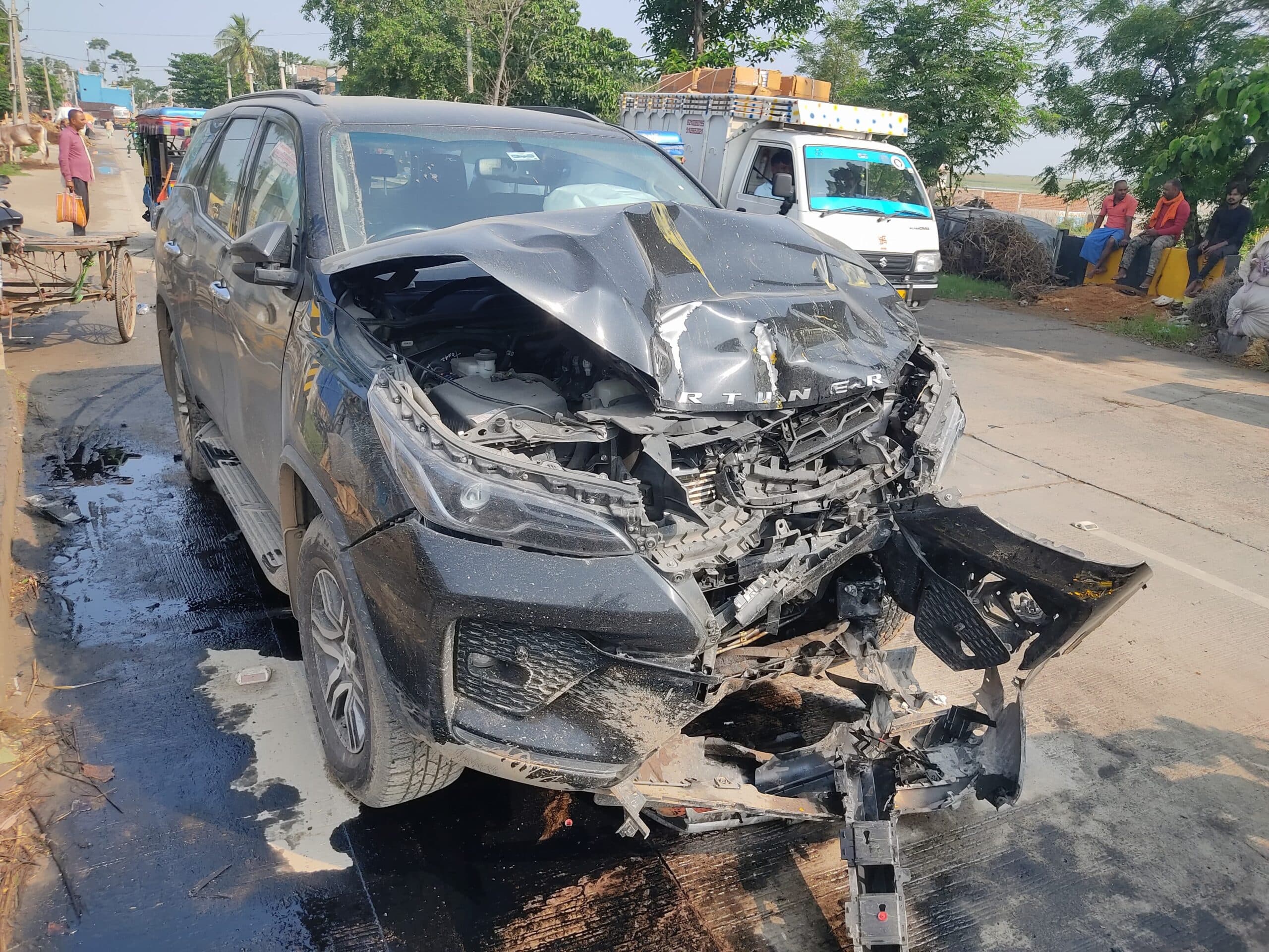 Vehicle Collision: फॉर्च्यूनर और स्कूली वाहन की भीषण टक्कर, बाल-बाल बचे मासूम