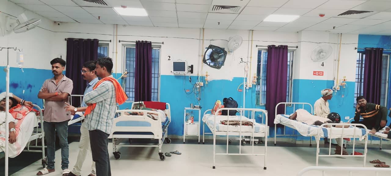 करोड़ों की लागत से बना मॉडल अस्पताल बदहाल, खराब एसी की जगह दीवारों पर टांगे एग्जॉस्ट फैन
