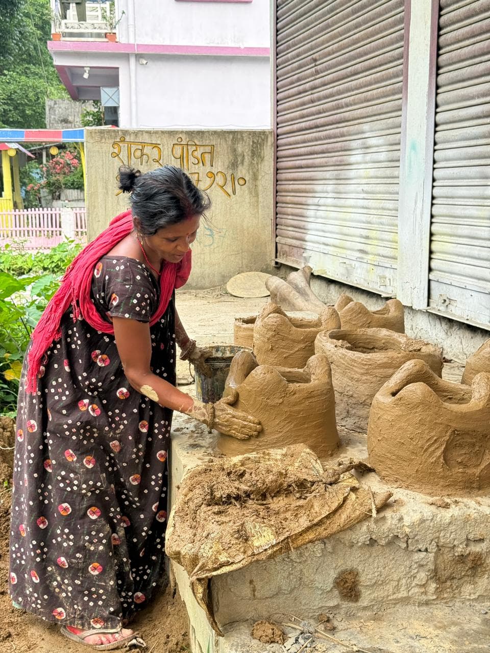 गैस संकट में गांवों में लौटा मिट्टी का चूल्हा, महिलाओं को मिल रहा रोजगार