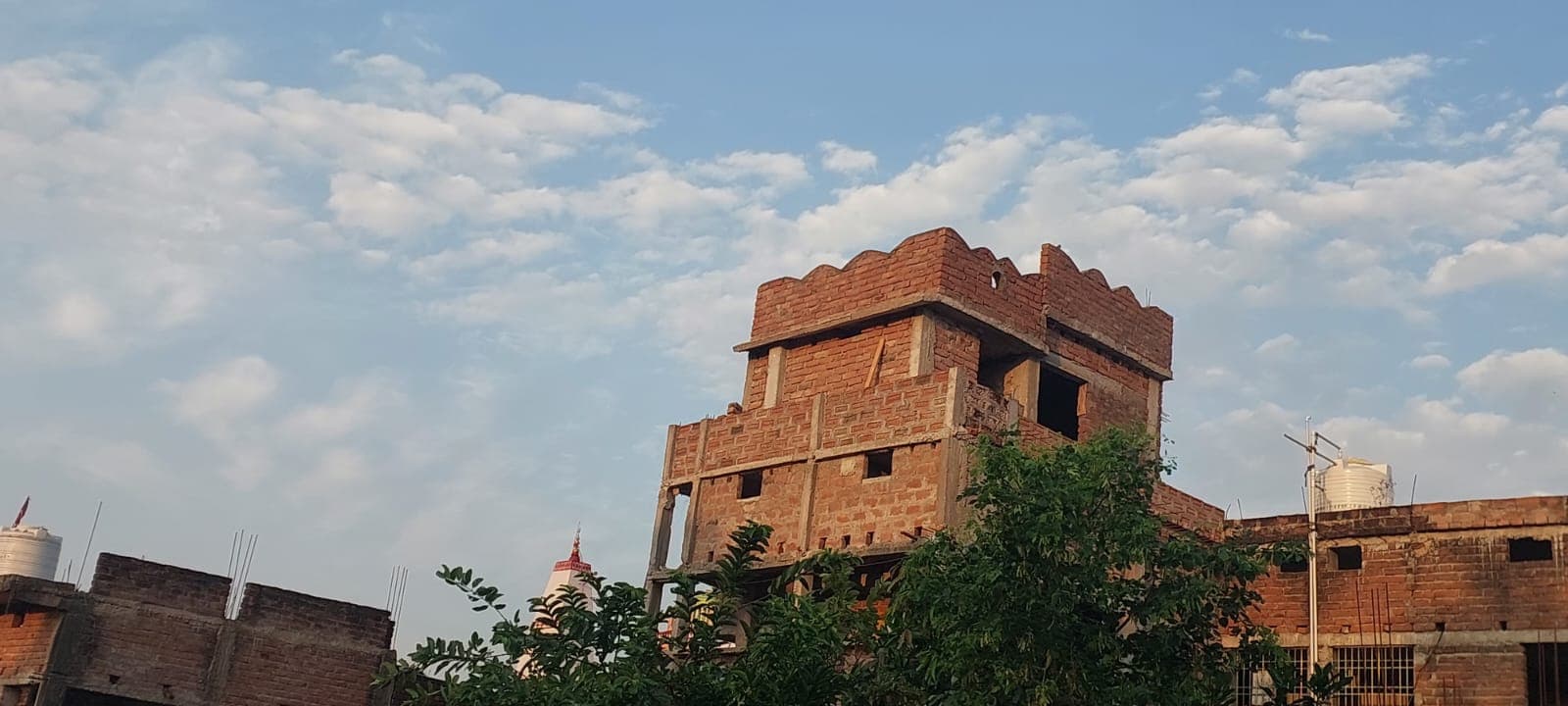 दिन भर सताएगी उमस भरी गर्मी, शाम को गरज के साथ बौछारें पड़ने के आसार