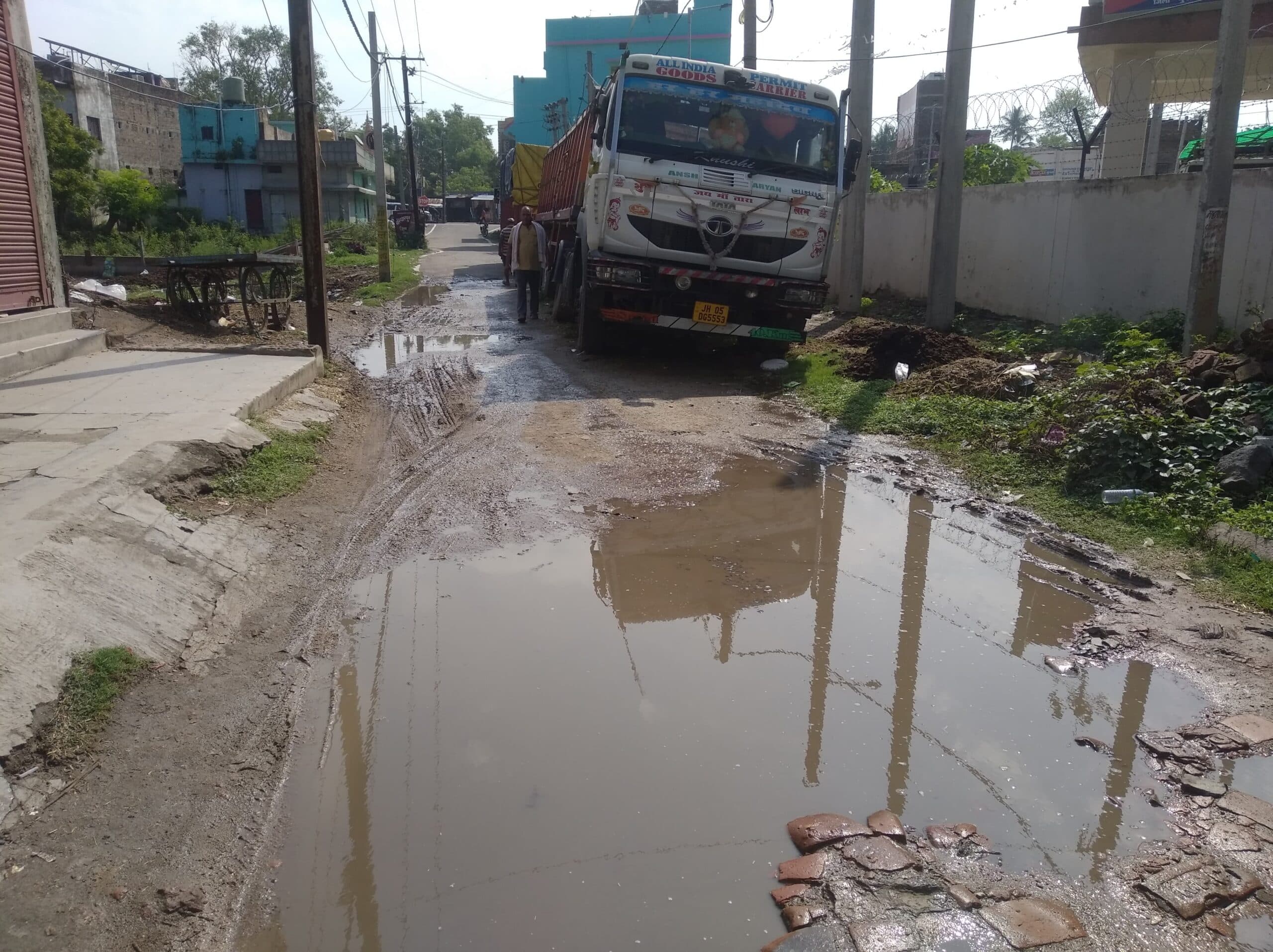 प्रशासन की नाक के नीचे 6 माह से बाधित है प्रखंड मुख्यालय मार्ग, जप्त ट्रक बना मुसीबत