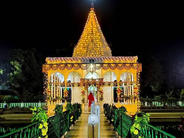 सोमवार को गोयनका शिवालय में उमड़ा आस्था का सैलाब, महादेव के दर्शन को पहुंचे सैकड़ों श्रद्धालु