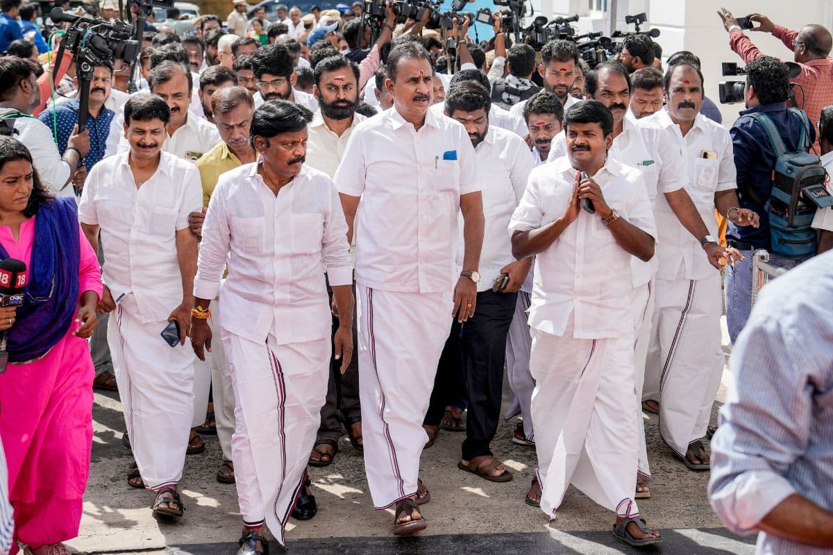 AIADMK ने अपने विधायकों के लिए जारी किया व्हिप, TVK के खिलाफ वोट नहीं डालने पर कार्रवाई की चेतावनी