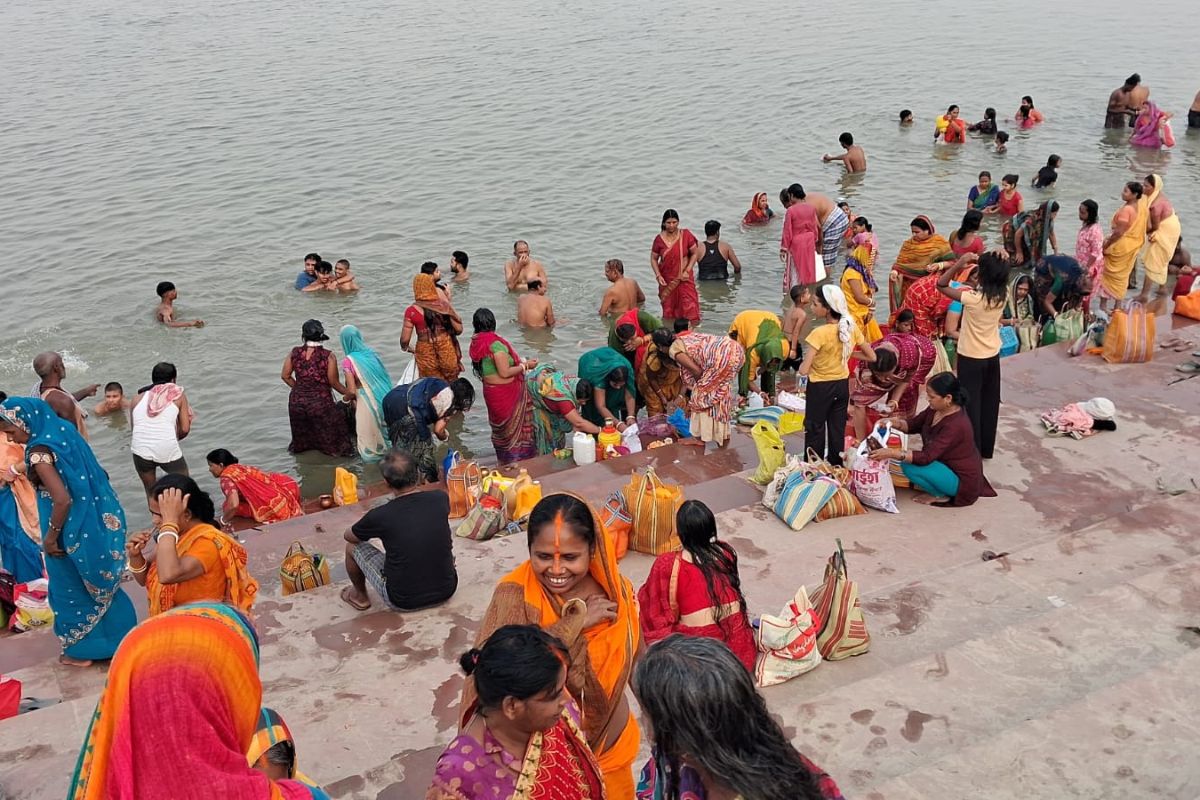 गंगा दशहरा पर मुंगेर के घाटों में उमड़ा आस्था का सैलाब, हर हर गंगे से गूंजा माहौल