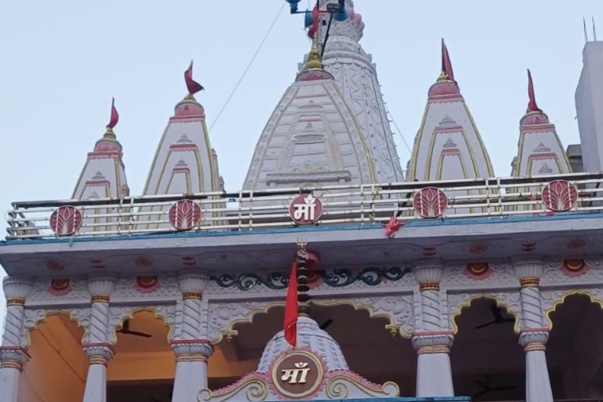 मुंगेर की शादीपुर बड़ी दुर्गा महारानी के दरबार में उमड़ रही भक्तों की भीड़, मां के जयकारों से गूंज रहा मंदिर परिसर