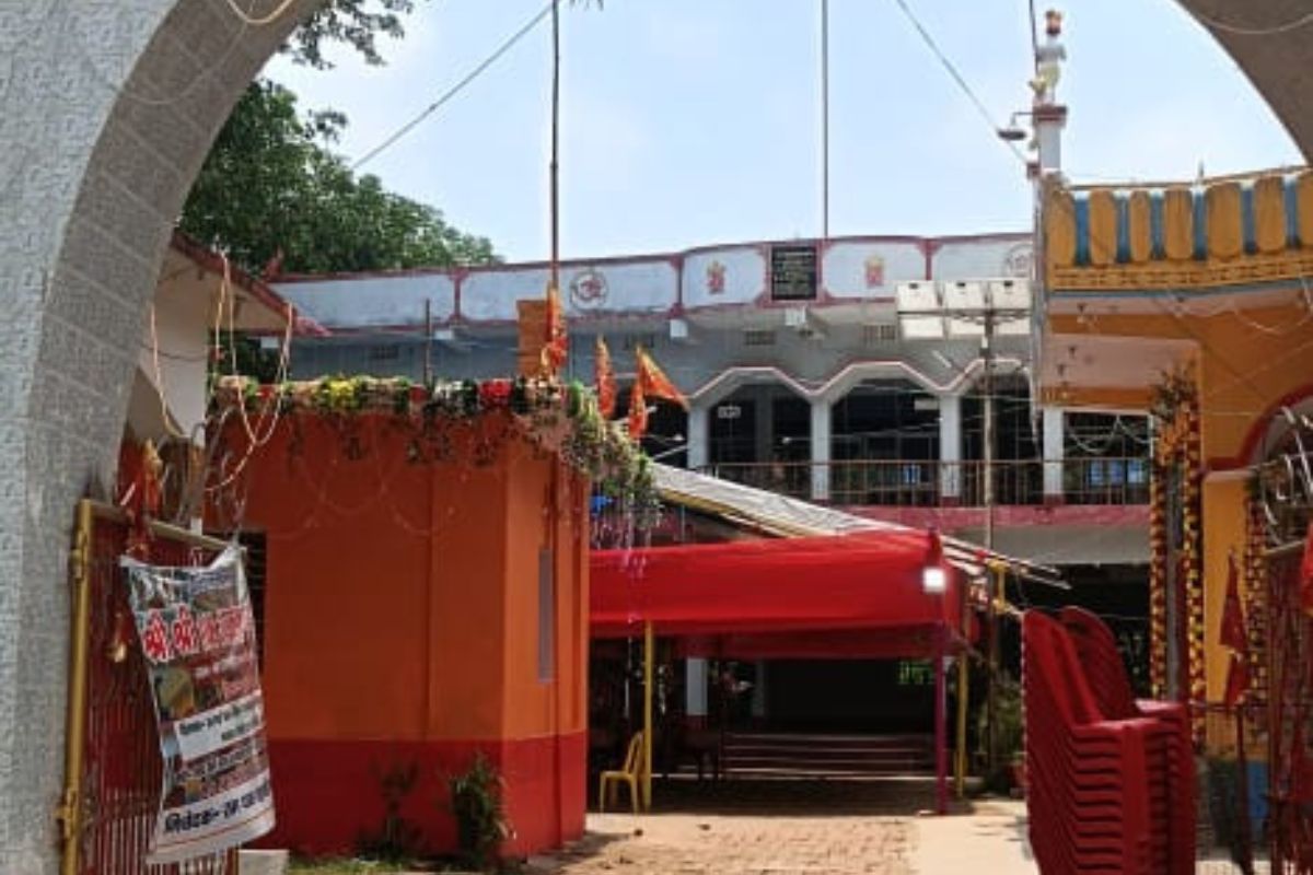 मुंगेर के रामधाम महावीर स्थान में उमड़ रही भक्तों की भीड़, राम-हनुमान भक्ति से गूंजा मंदिर परिसर
