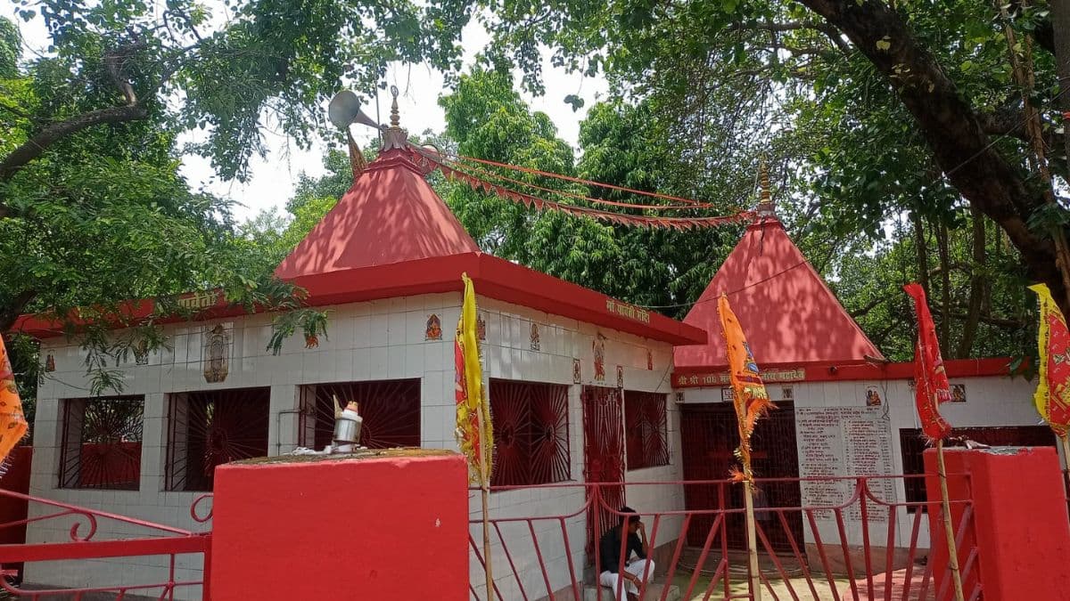 अररिया में बनारस से लाए गए शिवलिंग वाला यह मंदिर बना श्रद्धालुओं की आस्था का बड़ा केंद्र