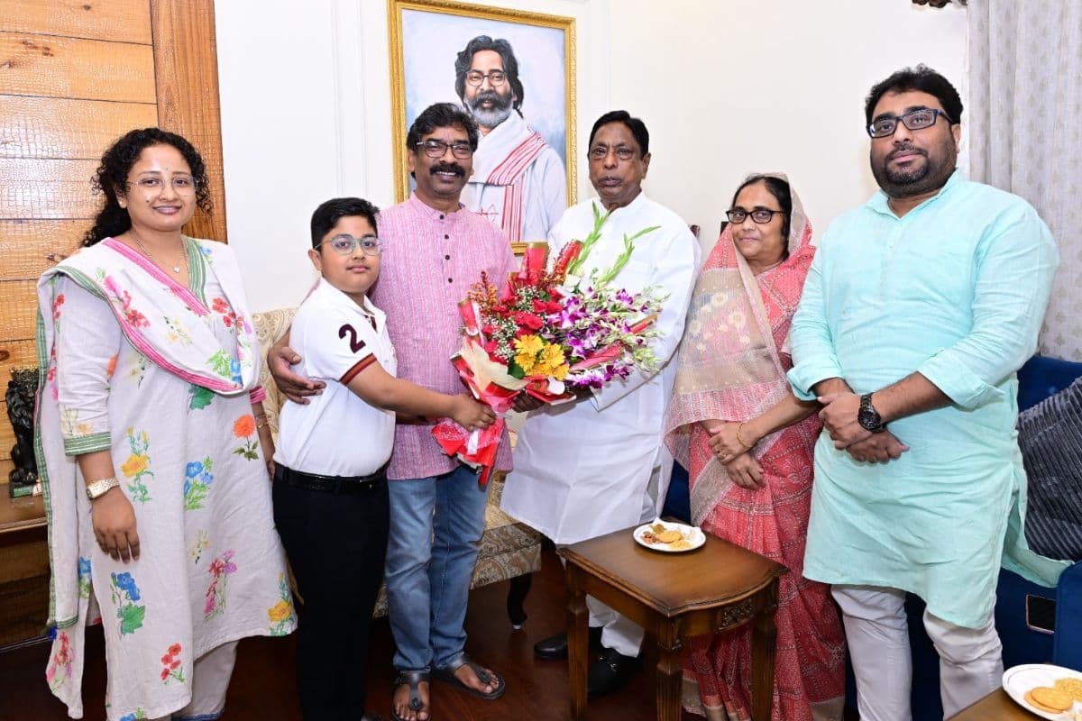 Sahibganj: CM हेमंत सोरेन से मिले पूर्व मंत्री आलमगीर आलम, राजनीतिक गलियारों में हलचल