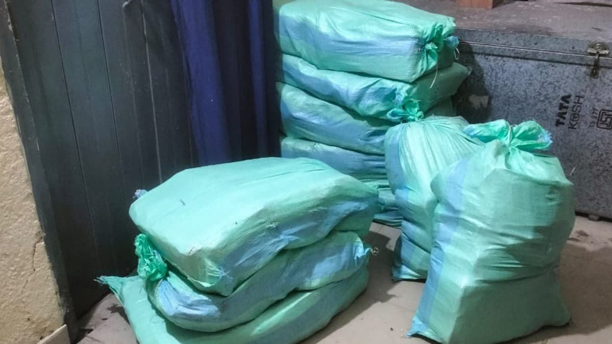 Bihar Liquor Smuggling: अररिया के नरपतगंज में पुलिस का बड़ा एक्शन, 252 लीटर नेपाली शराब बरामद, तस्कर फरार