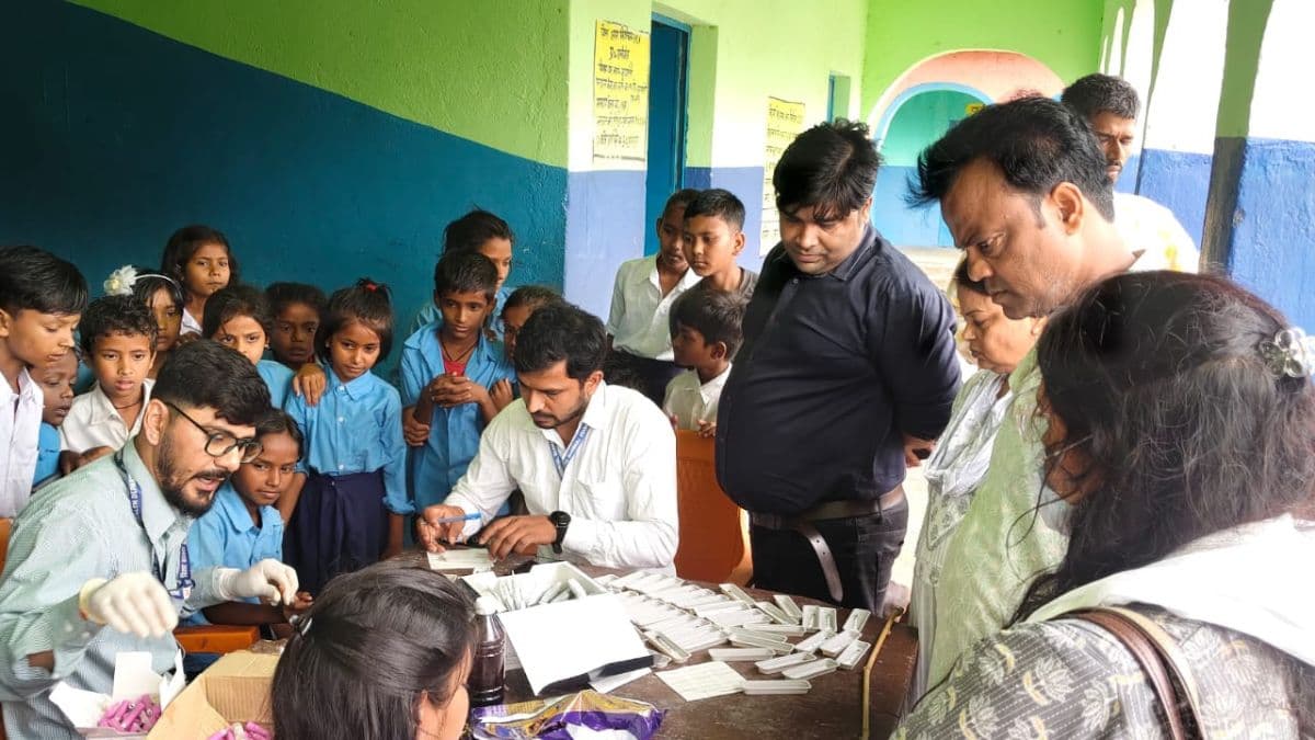 अररिया में फाइलेरिया उन्मूलन की दिशा में बड़ा कदम, स्कूलों में बच्चों की हो रही स्वास्थ्य जांच