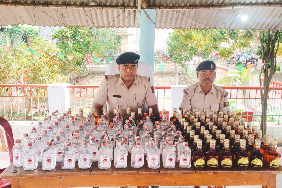 अररिया में सीमाई इलाके में शराब तस्करी पर पुलिस का बड़ा एक्शन. दो अलग-अलग छापेमारी में बरामदगी