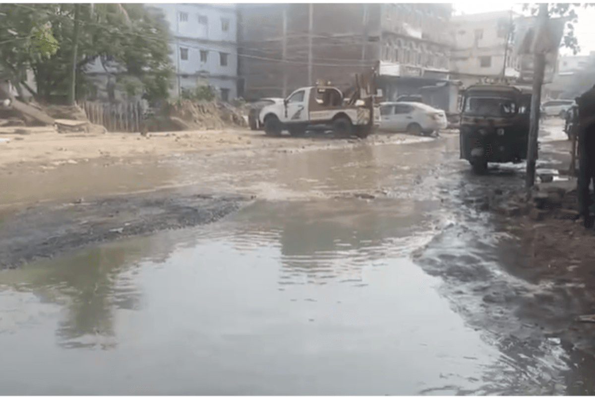 आरा में सड़कों पर बह रहा हजारों लीटर पानी, प्रशासनिक व्यवस्था पर गंभीर सवाल