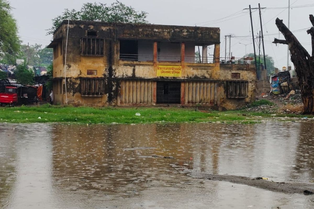 कूड़े, गंदगी और अव्यवस्था के बीच घुट रहा परिवहन निगम कार्यालय, प्रशासन बना मूकदर्शक