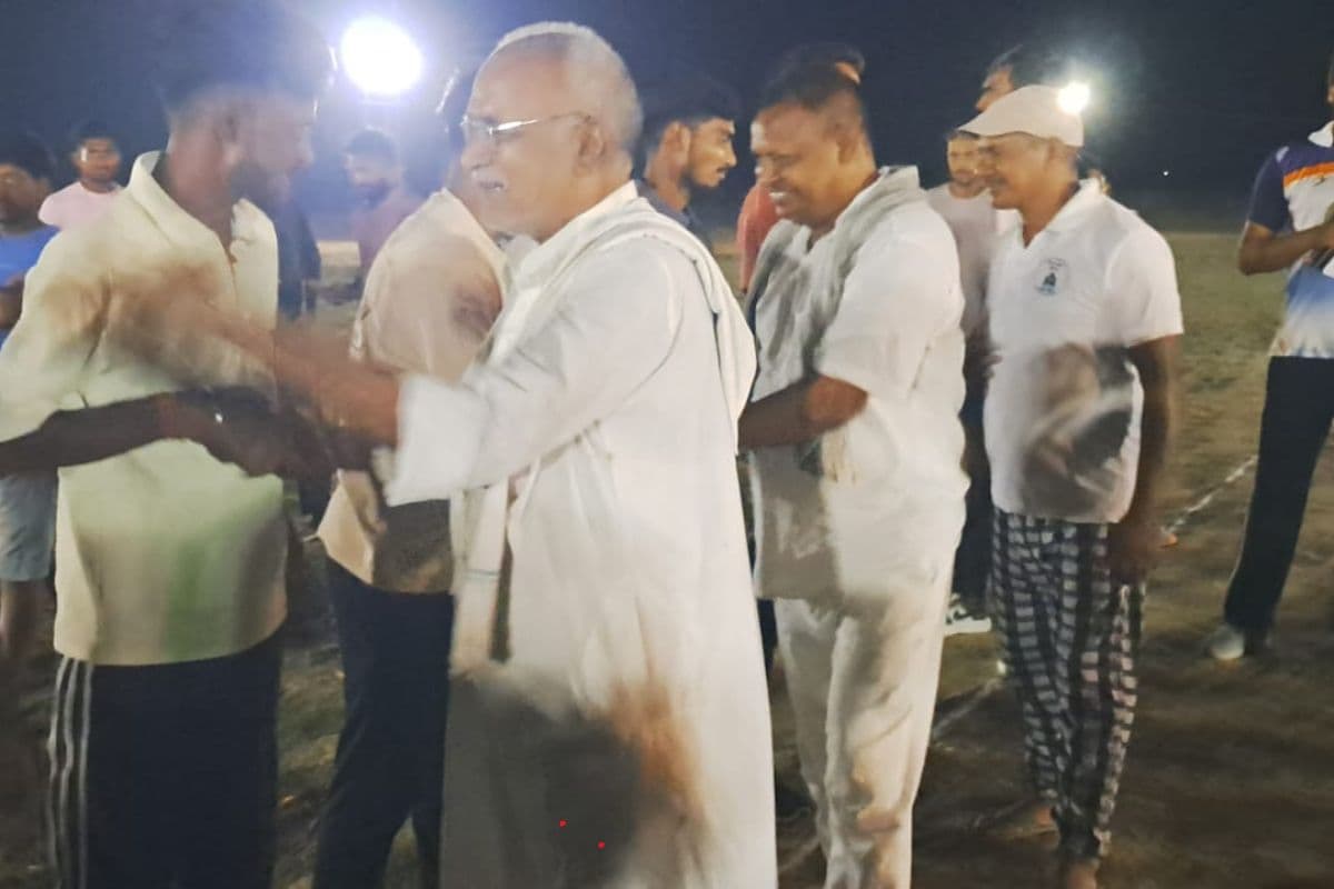 Aurangabad News: सुही गांव में नाइट क्रिकेट टूर्नामेंट का आगाज, खिलाड़ियों और दर्शकों में दिखा उत्साह