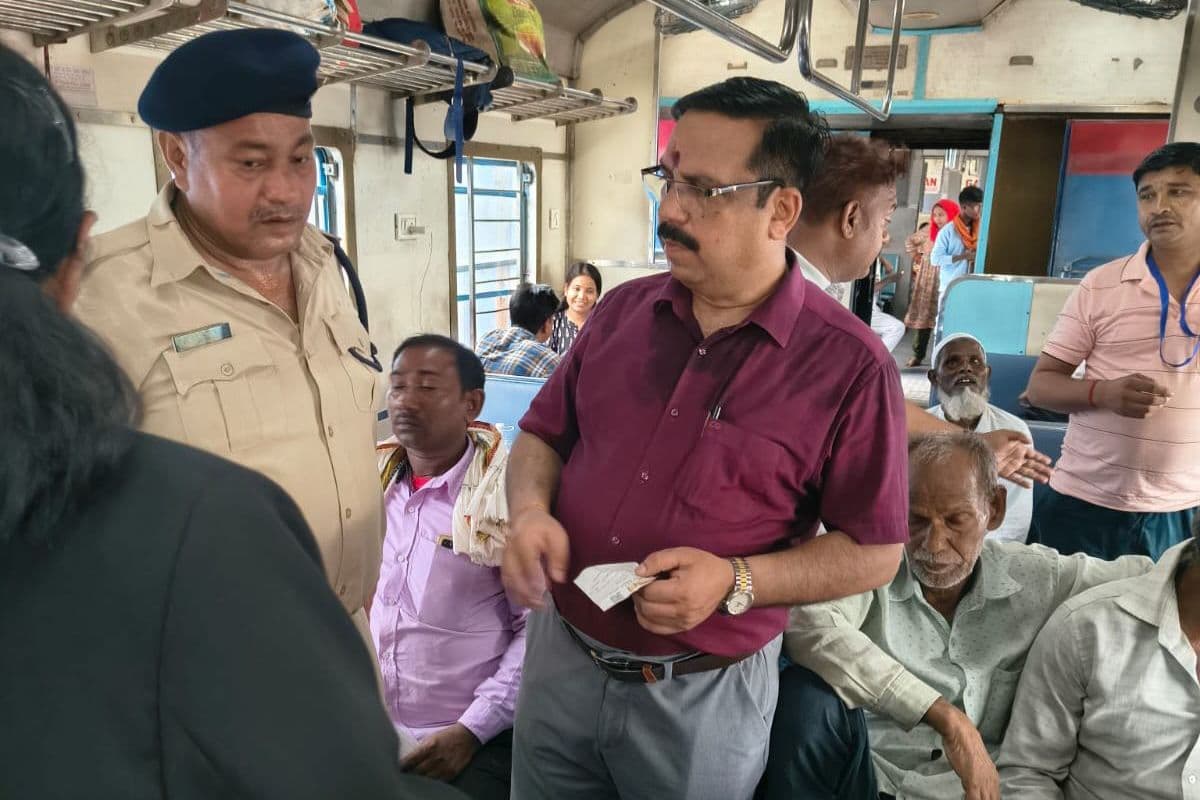 बांका में मंदार हिल स्टेशन पर चला सघन टिकट जांच अभियान, 527 यात्रियों से वसूला गया जुर्माना
