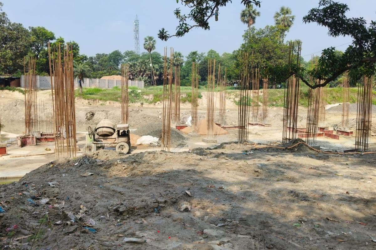 Begusarai News: प्रखंड कार्यालय निर्माण से बंद हुआ रास्ता, ग्रामीणों की बढ़ी मुश्किलें, 'लूप लाइन' बनाने के लिए उठाई मांग