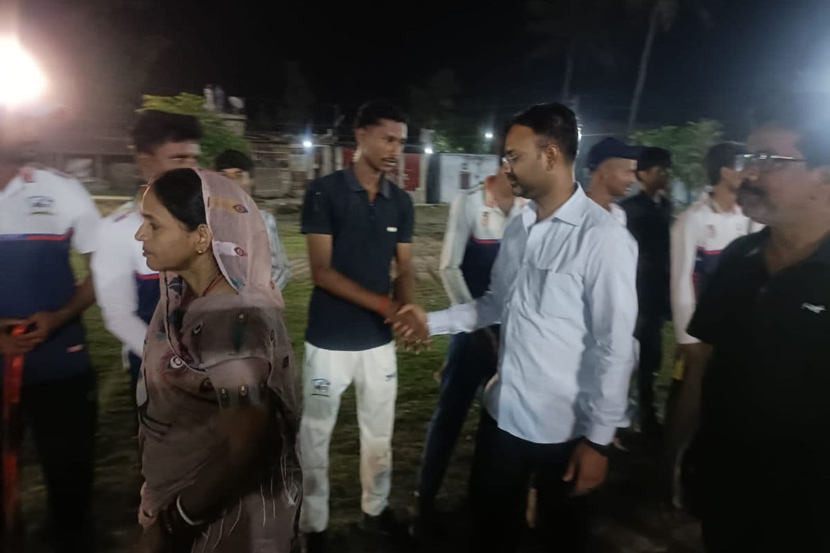 Begusarai News : क्रिकेट धमाका: सलौना की टीम ने सोनमा को हराकर सेमीफाइनल में बनाई जगह