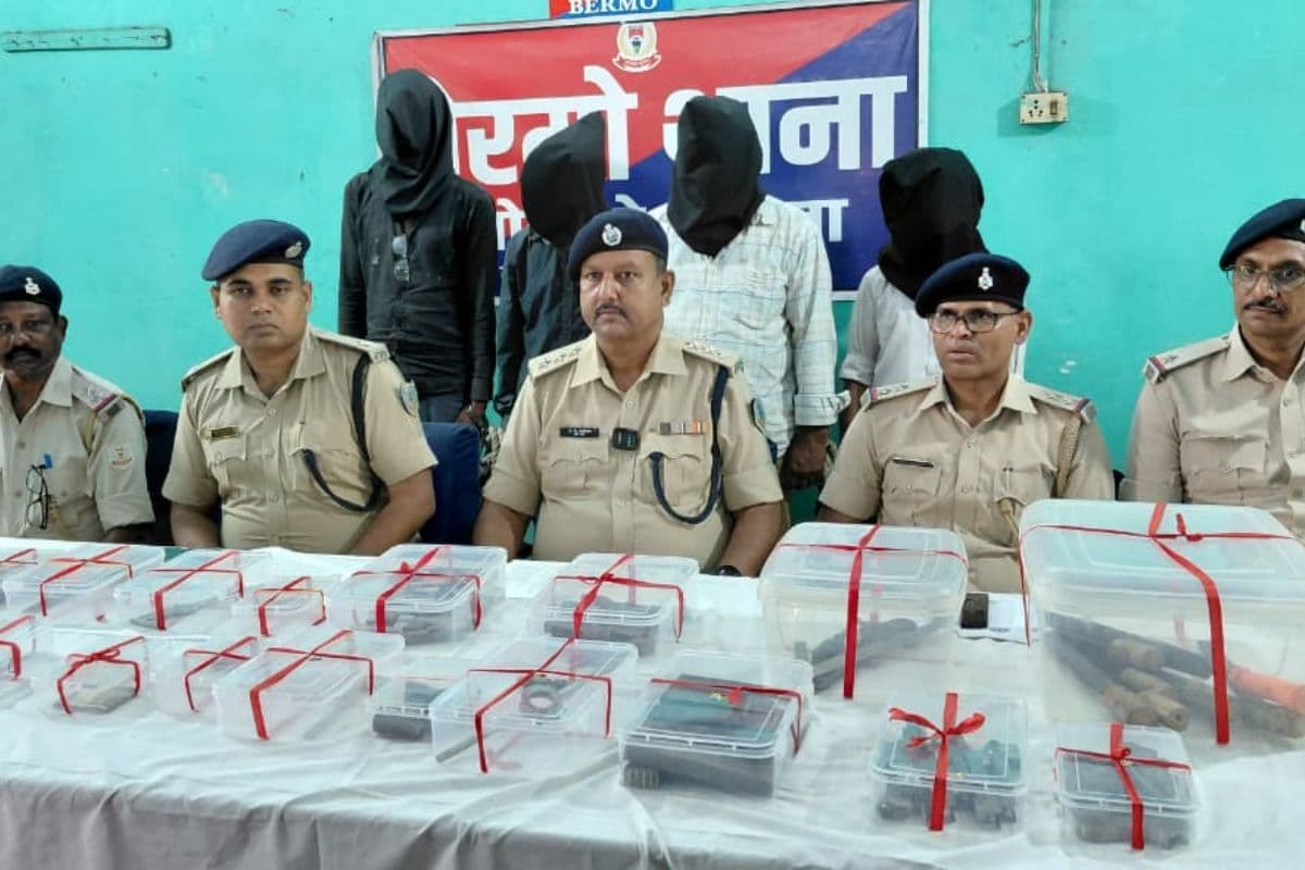 Bokaro: फुसरो में मिनी गन फैक्ट्री का भंडाफोड़, 4 गिरफ्तार, भारी मात्रा में अवैध सामान बरामद