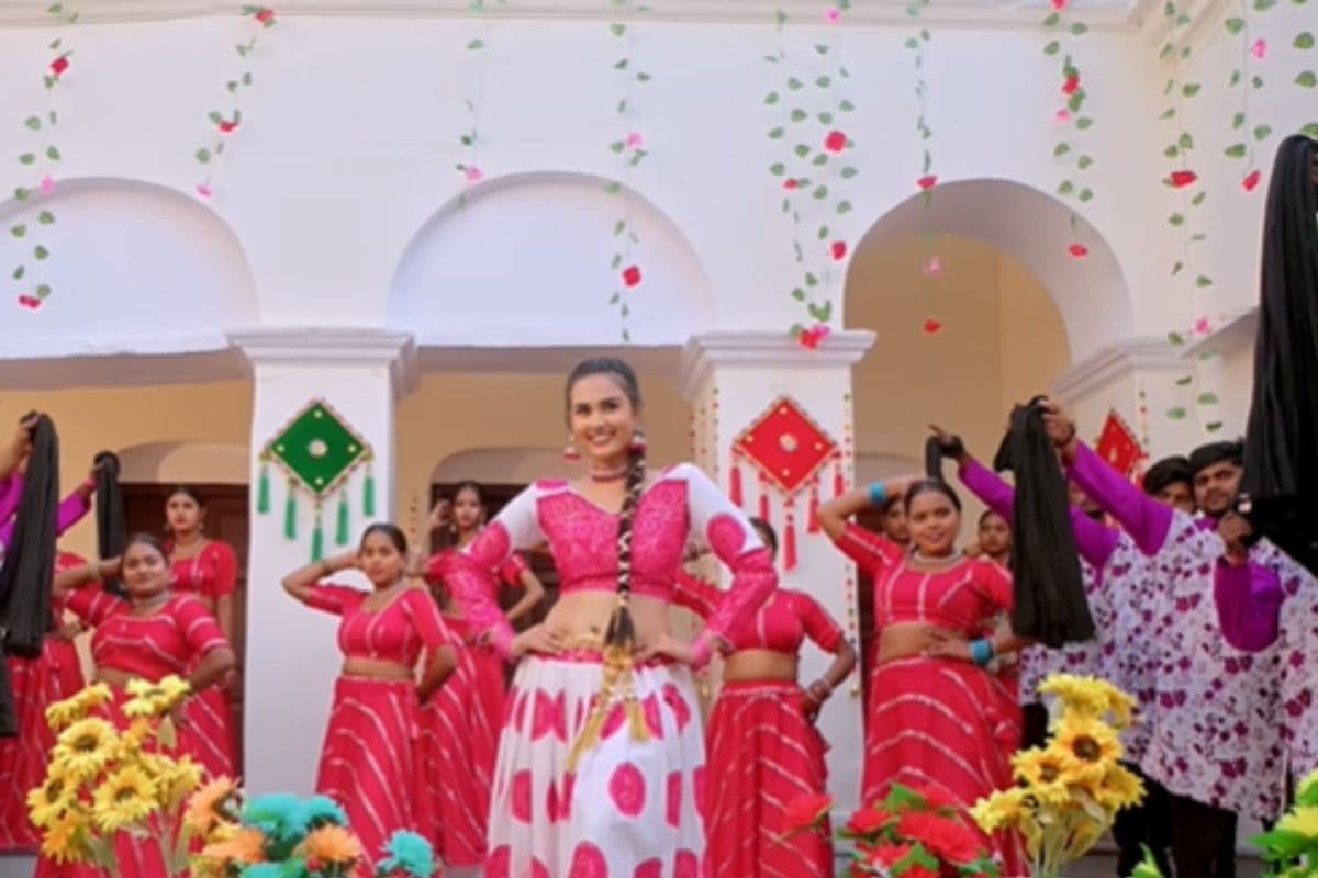 Bhojpuri Song: रिलीज होते ही छाया भोजपुरी लोकगीत 'दिलवा देबे के पड़ी', इशिका टोरिया ने बिखेरा जलवा