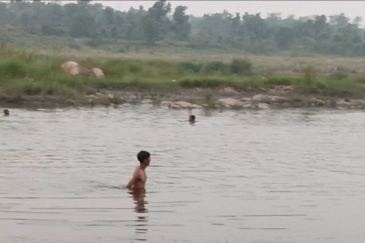 Bokaro: बुढ़ीडीह पुल के समीप दामोदर नदी में डूबा युवक, तलाश में जुटे स्थानीय लोग