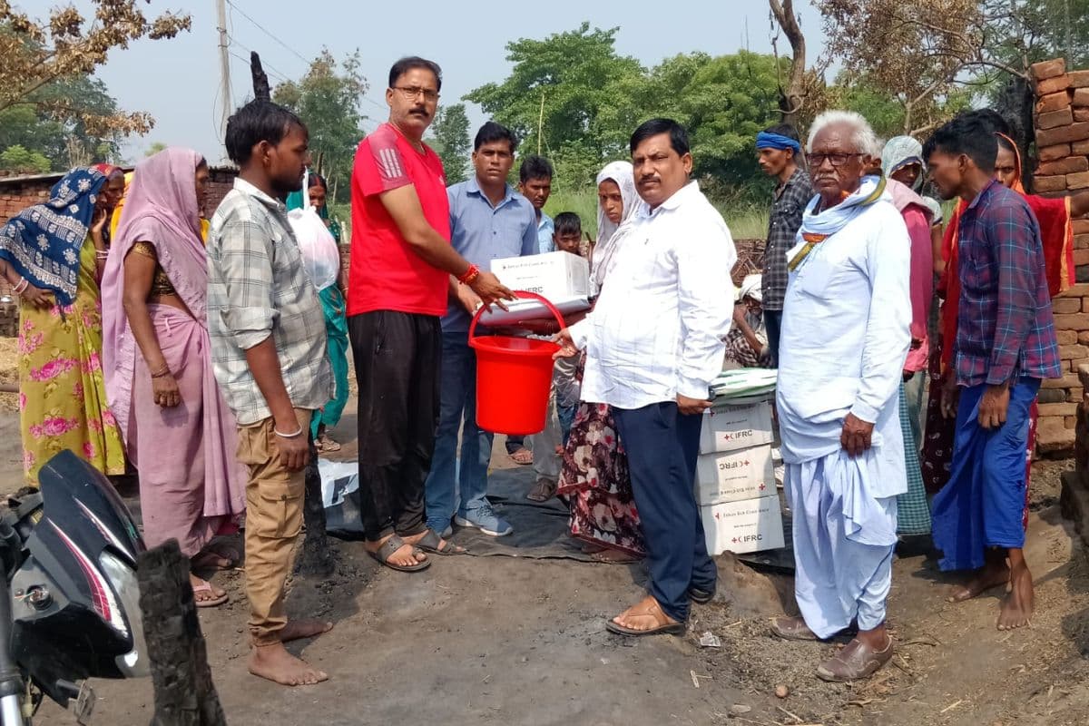 Buxar News : रेड क्रॉस ने अग्निपीड़ितों के बीच बांटी राहत सामग्री, ग्रामीणों को सिखाए आग से बचाव के गुर
