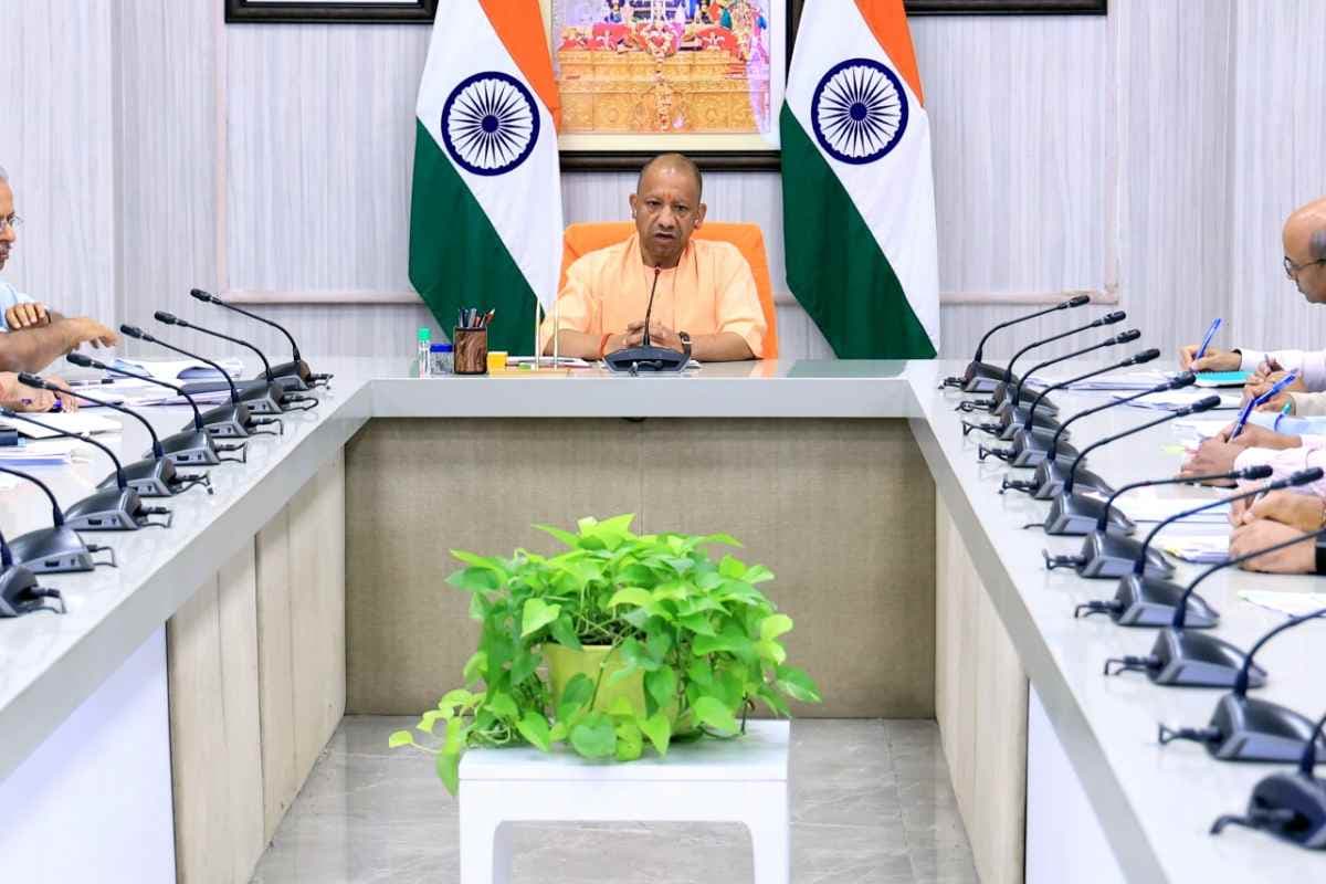 पीएम की अपील पर एक्शन में योगी सरकार: मंत्रियों के काफिले आधे, दो दिन वर्क फ्रॉम होम