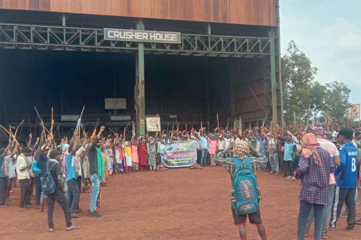 Chaibasa: दूसरे दिन भी जारी रहा गुवा सेल खदान का चक्का जाम, उत्पादन और परिवहन प्रभावित