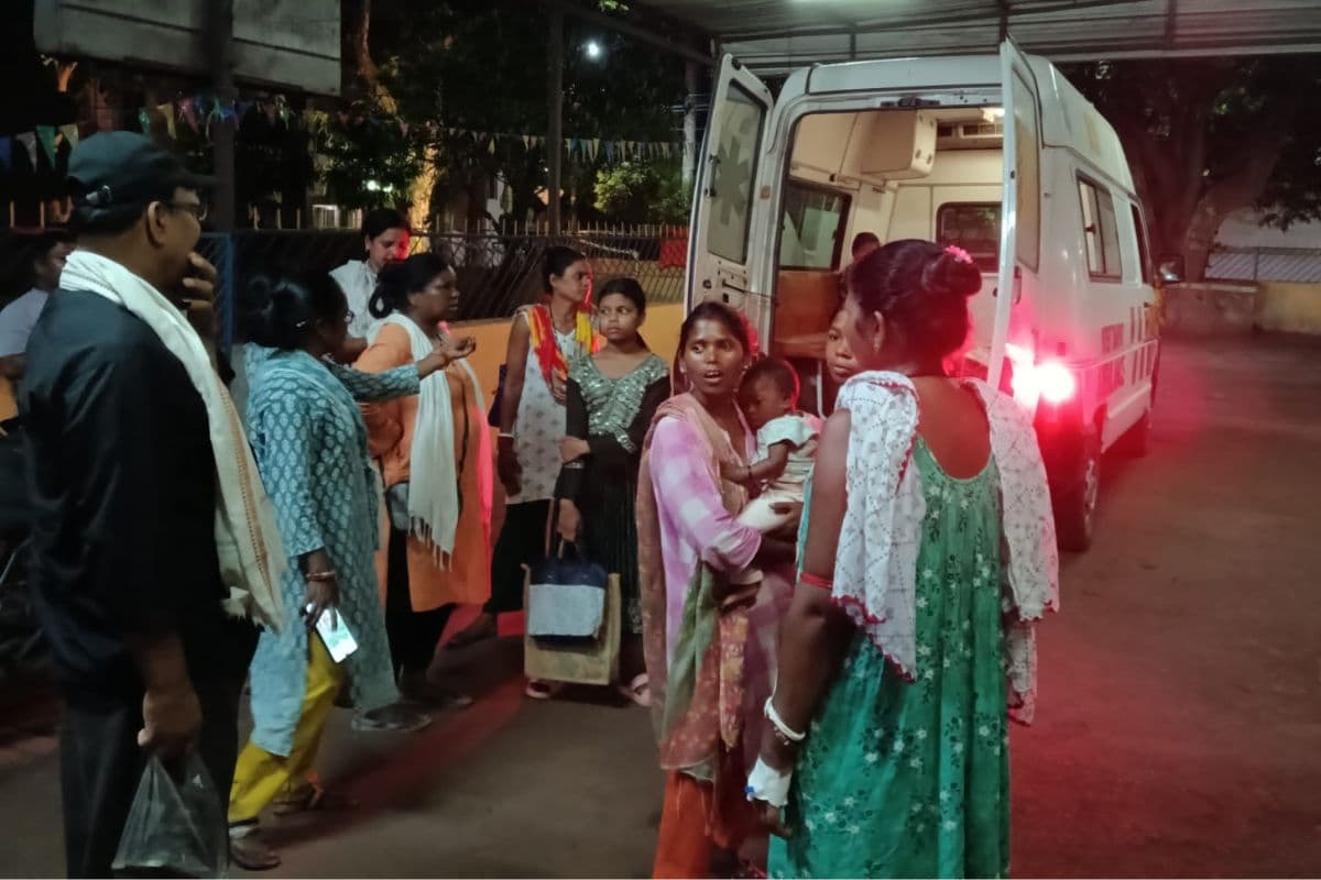 Chaibasa: गुवा सेल अस्पताल में हंगामा, बिना ऑक्सीजन मरीज को रेफर करने पर महिलाओं ने रोकी एंबुलेंस