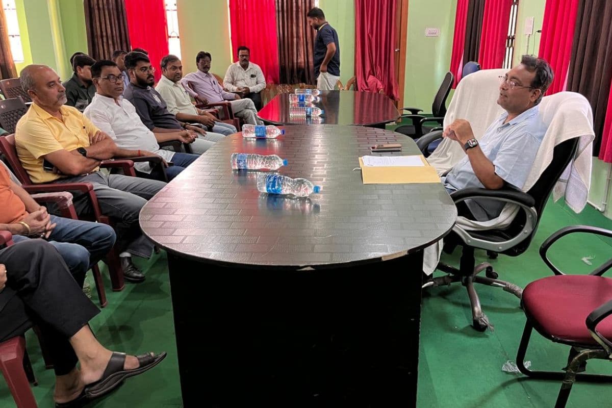 चांडिल में पेट्रोल पंप संचालकों के साथ एसडीओ की बैठक, आवश्यक सेवाओं को प्राथमिकता देने का निर्देश