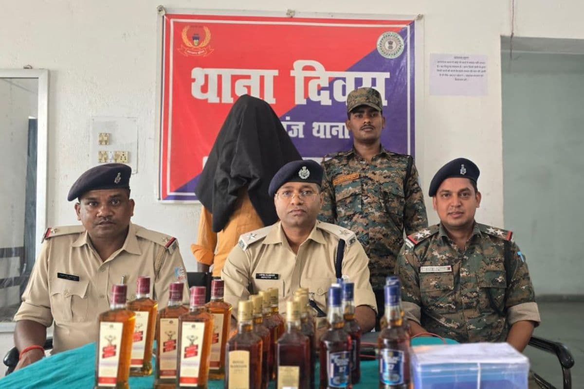चतरा : हंटरगंज में वाहन चेकिंग के दौरान भारी मात्रा में शराब बरामद, एक गिरफ्तार
