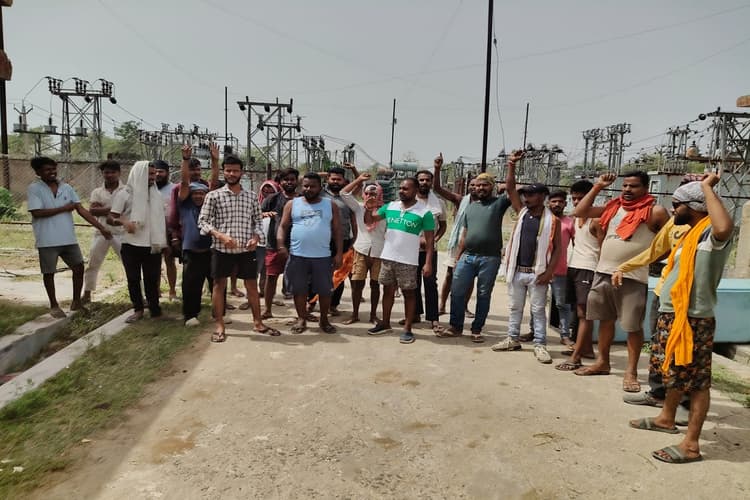 चतरा के हंटरगंज में बिजली कटौती पर फूटा ग्रामीणों का गुस्सा, डुमरी पावर ग्रिड में किया हंगामा