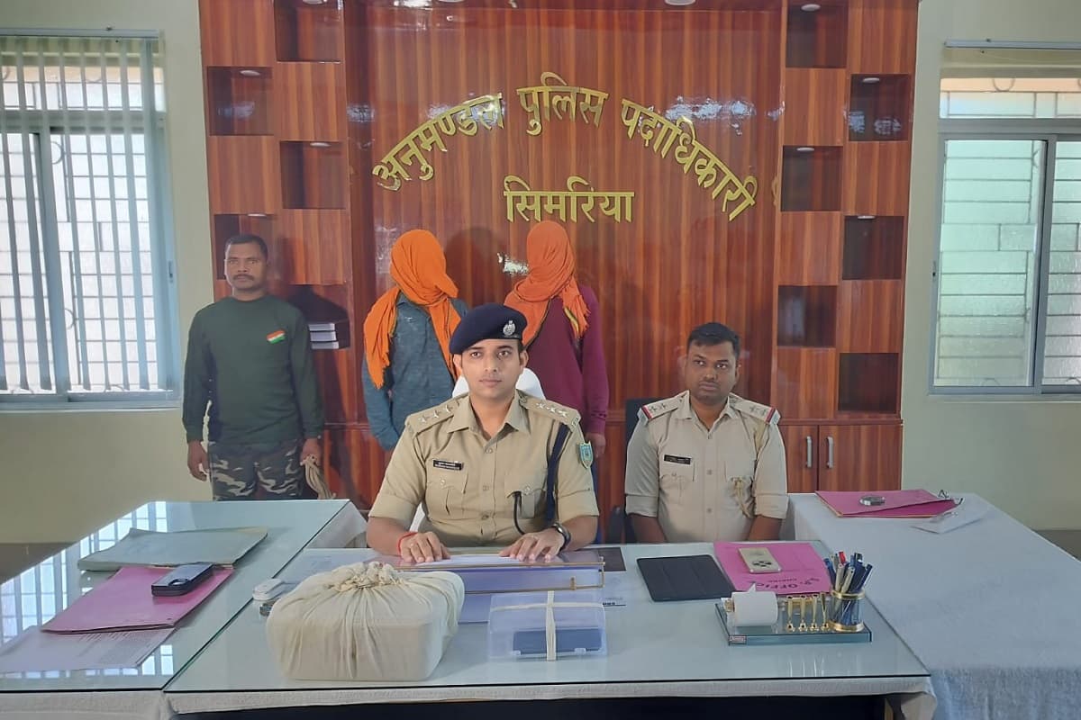 चतरा के सिमरियों में अफीम के साथ दो तस्कर गिरफ्तार, दो मोबाइल जब्त