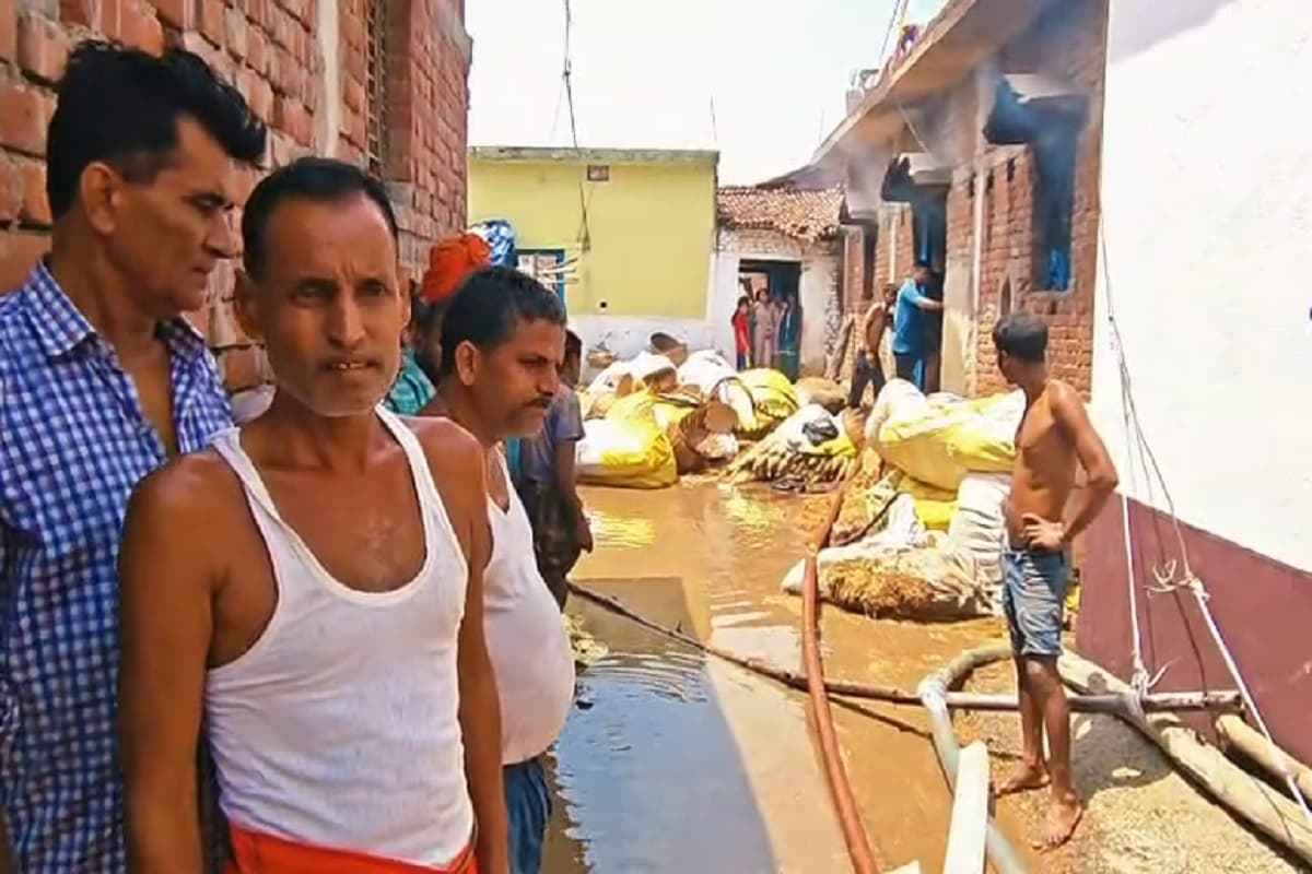 चतरा के हंटरगंज में भीषण आग से लाखों की संपत्ति राख, सोना-चांदी के जेवर भी जले