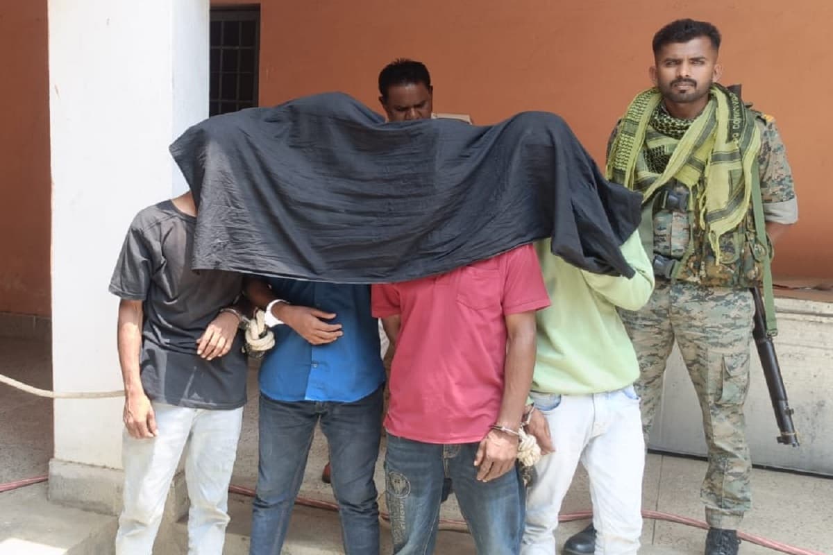 इटखोरी में मोबाइल छिनतई करने वाले चार गिरफ्तार, अब जेल में खाएंगे हवा