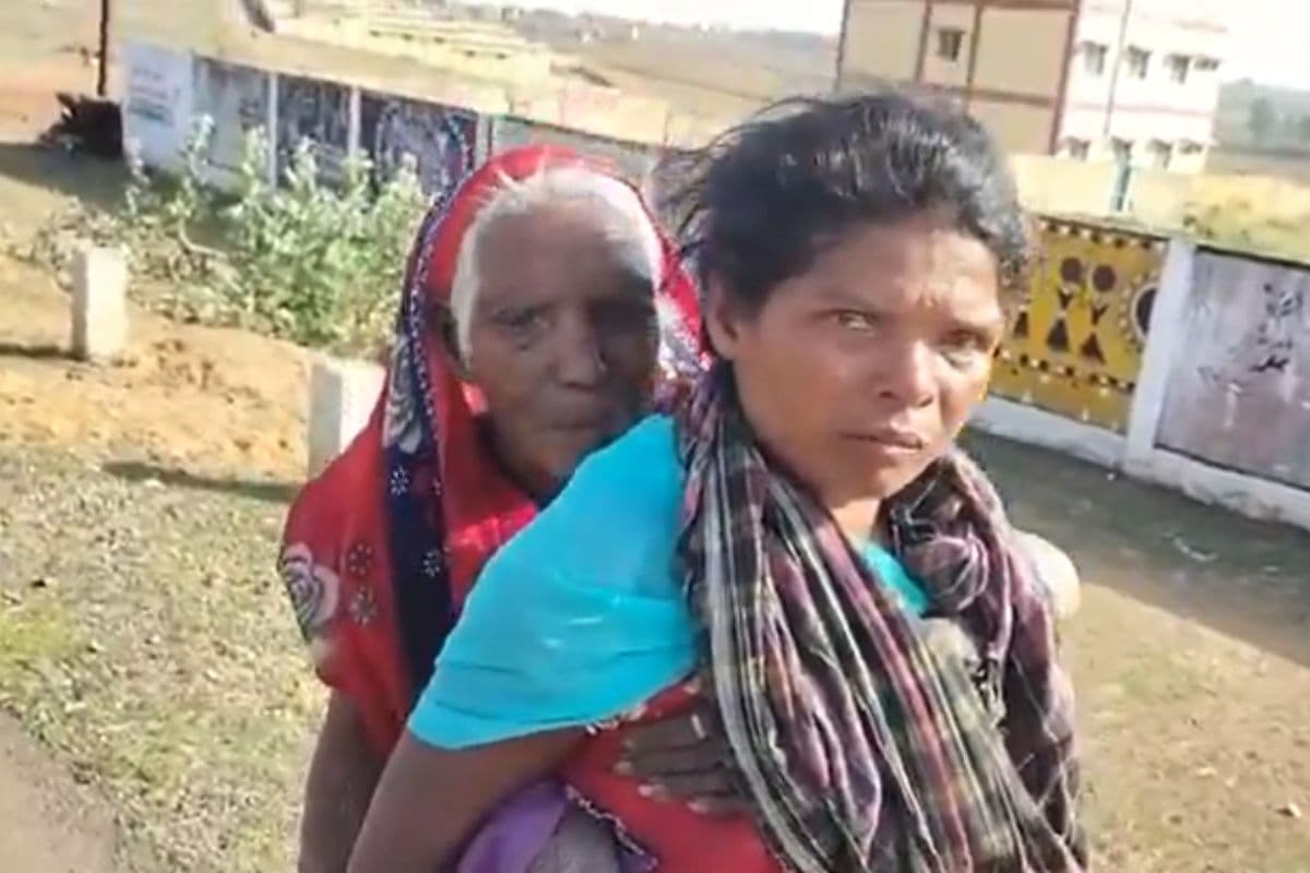 छत्तीसगढ़: पेंशन के लिए बुजुर्ग सास को पीठ पर लादकर 3 किमी चलकर बैंक पहुंची बहू, देखें वीडियो