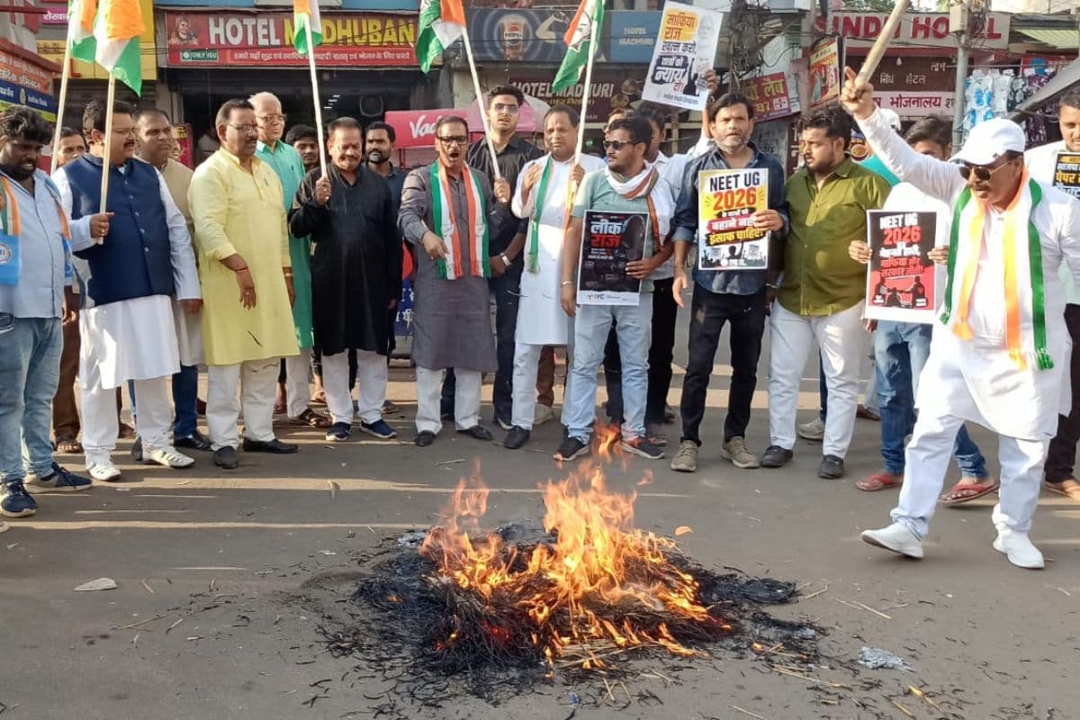 Deoghar: नीट पेपर लीक और महंगाई के खिलाफ कांग्रेस ने फूंका केंद्र सरकार का पुतला