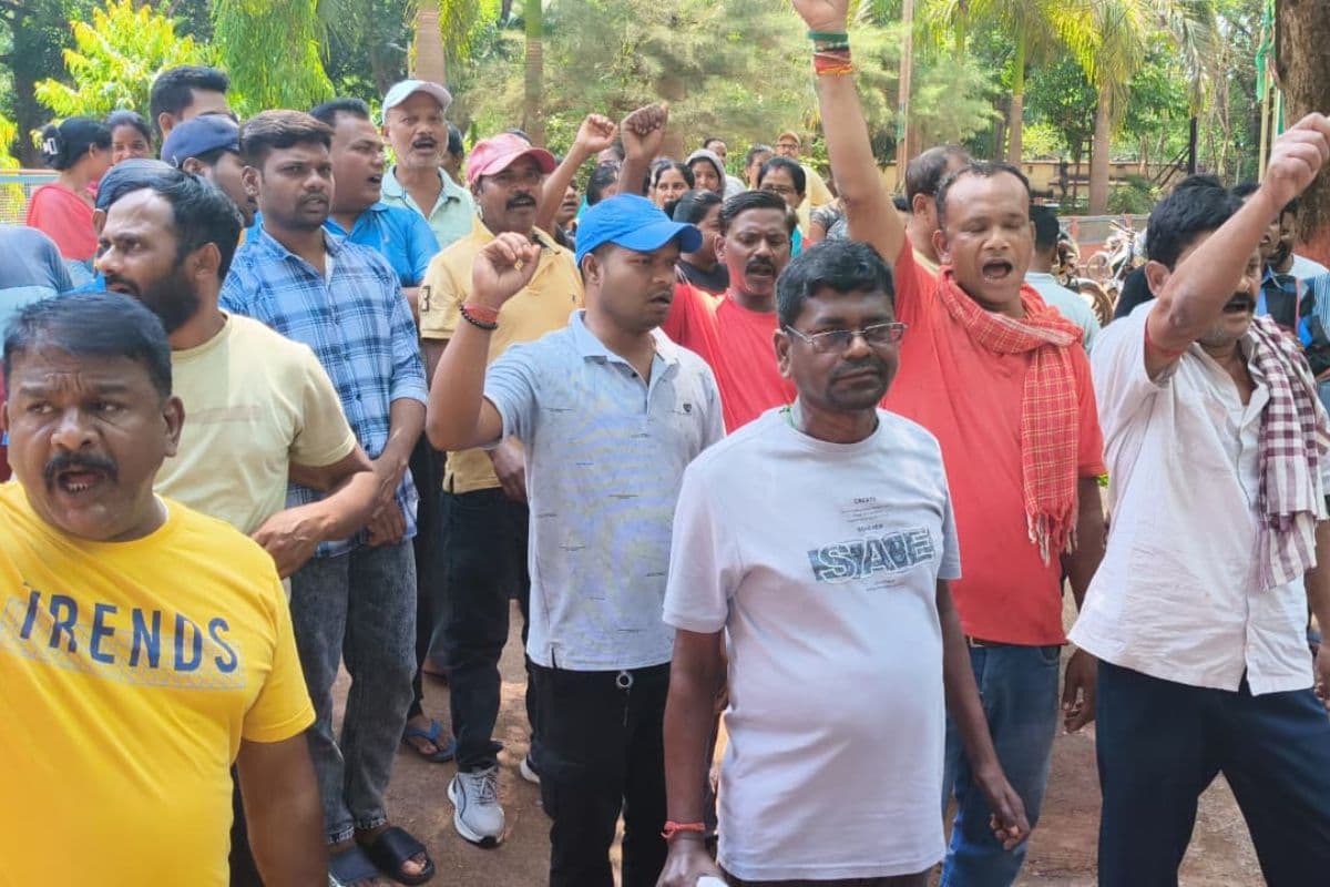 Chaibasa: ठेका मजदूरों के आंदोलन के बाद सेल प्रबंधन झुका, काम पर लौटे सभी मजदूर