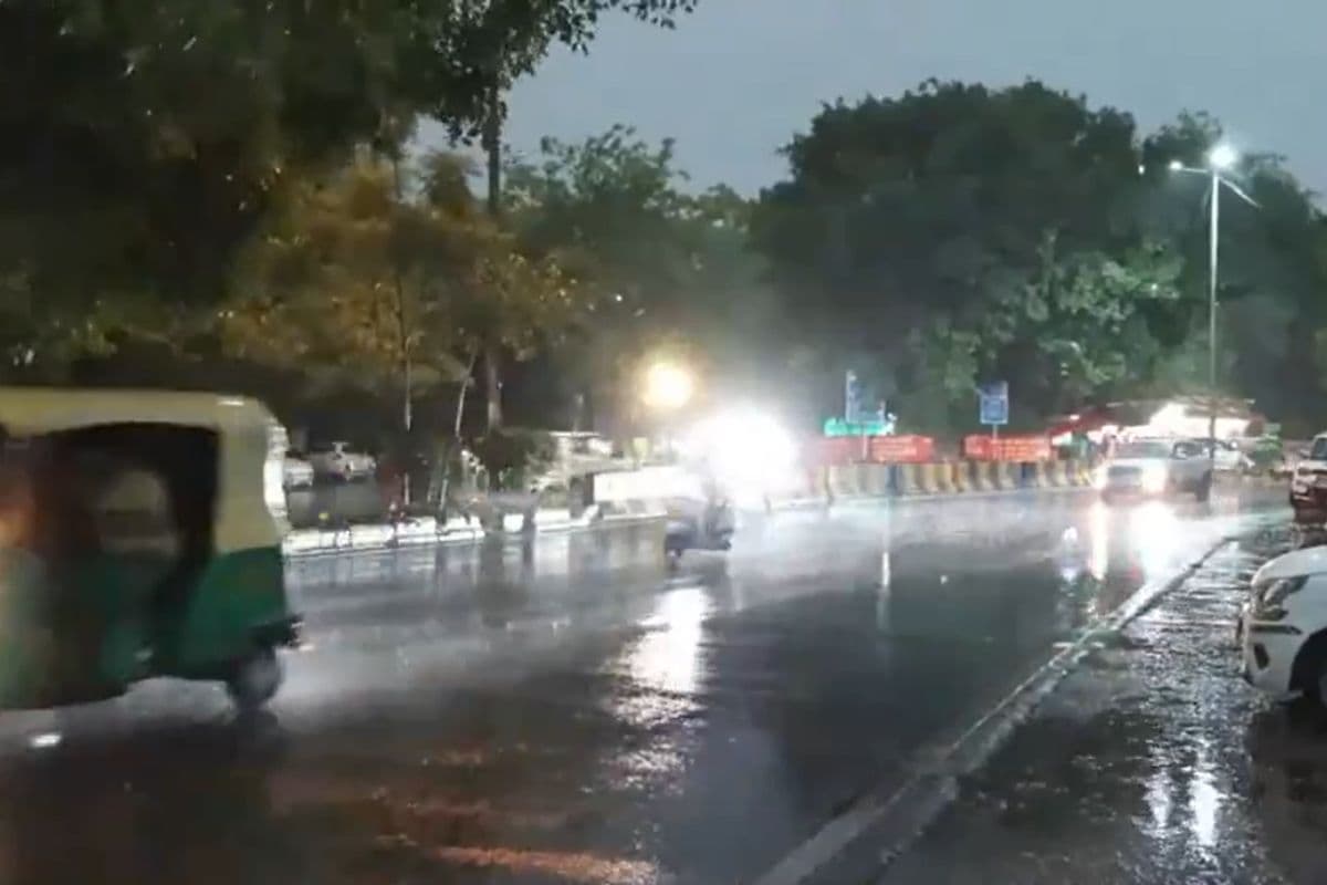 दिल्ली-NCR में अचानक बदला मौसम, गरज और आंधी के साथ झमाझम बारिश, उड़ानें प्रभावित
