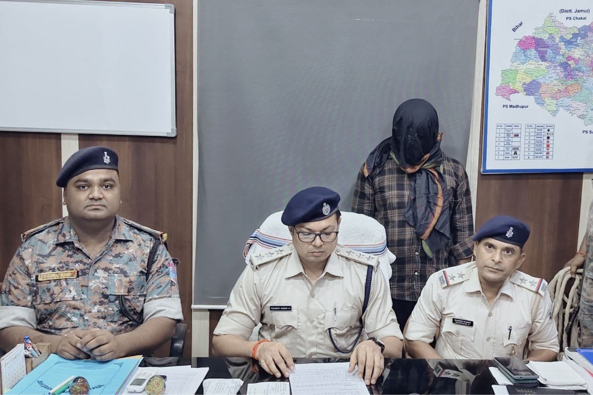 Deoghar: ब्राउन शुगर कारोबार पर पुलिस का शिकंजा, 11 पुड़िया व 1.45 लाख नकद के साथ युवक गिरफ्तार