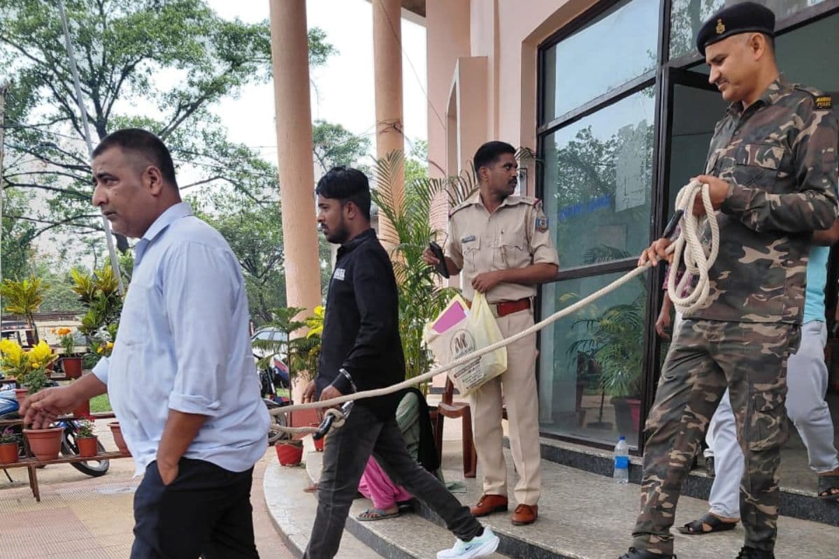 धनबाद में खाकी पर हमला: ड्रंक एंड ड्राइव जांच के दौरान ट्रैफिक पुलिस टीम से मारपीट, तीन पर FIR दर्ज