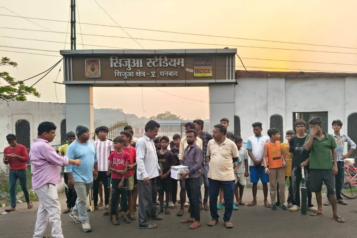 धनबाद : सिजुआ स्टेडियम की धरोहर संकट में, माली के वेतन विवाद पर नागरिकों का सत्याग्रह जारी 